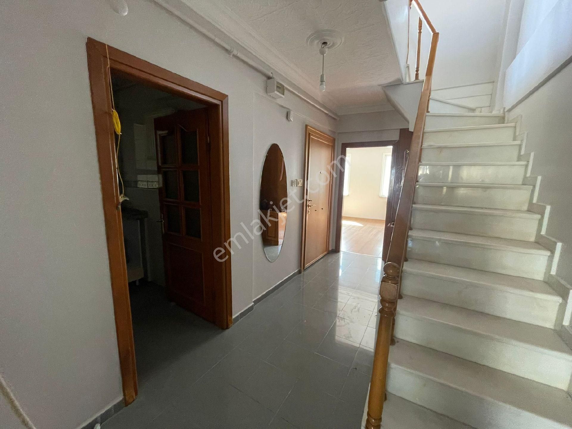 Üsküdar Bağlar Başı Murat Reis Mahallesi Dubleks Daire Kiralık Geniş Kullanıma Sahip Teras Lı Ulaşım