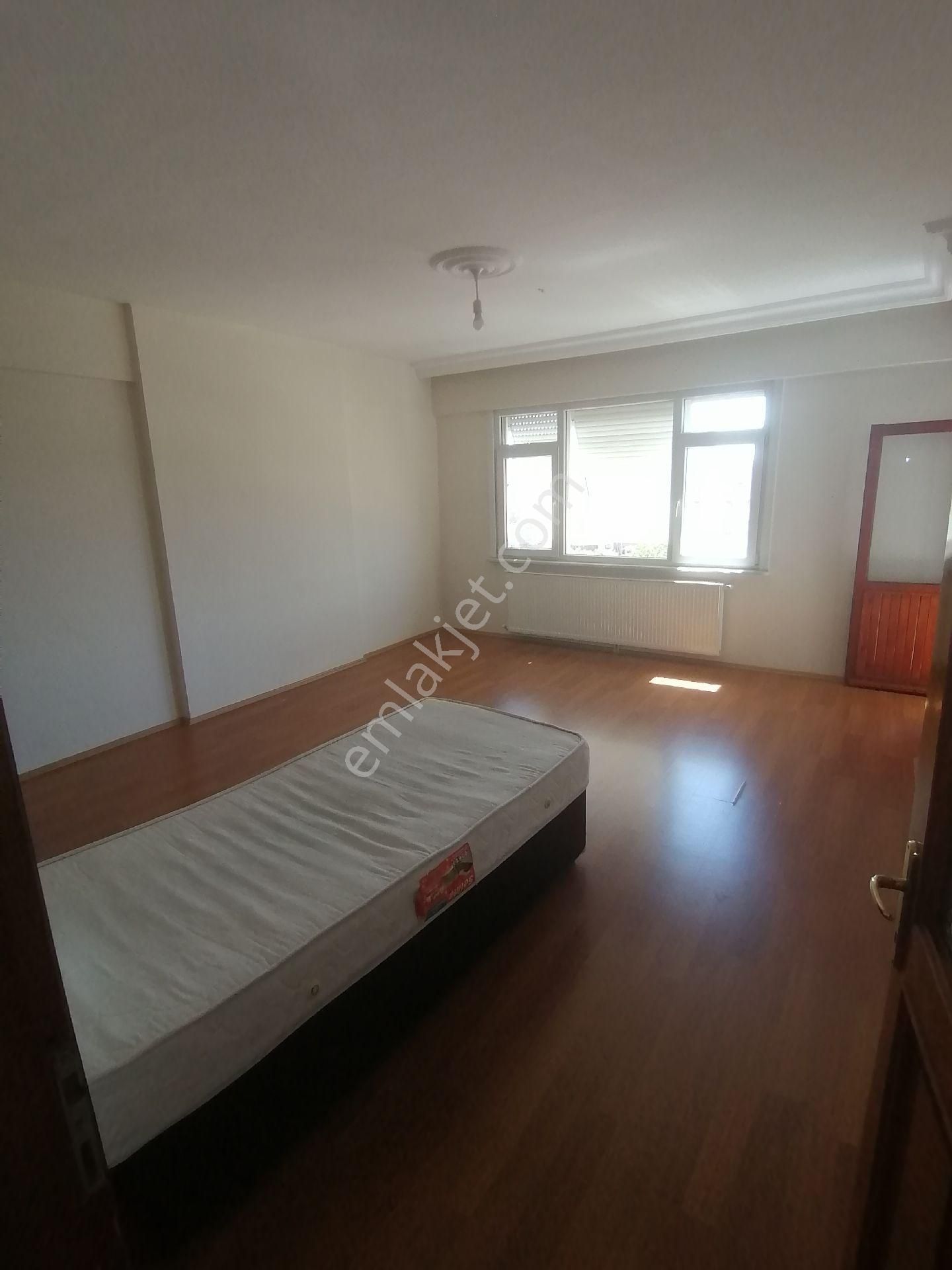 Ataşehir Belediye Karşısı Site İçi 3 +1 Acık Otopark Kapıcı Bahçıvan Güvenlik Görevlisi Ulaşım İyi