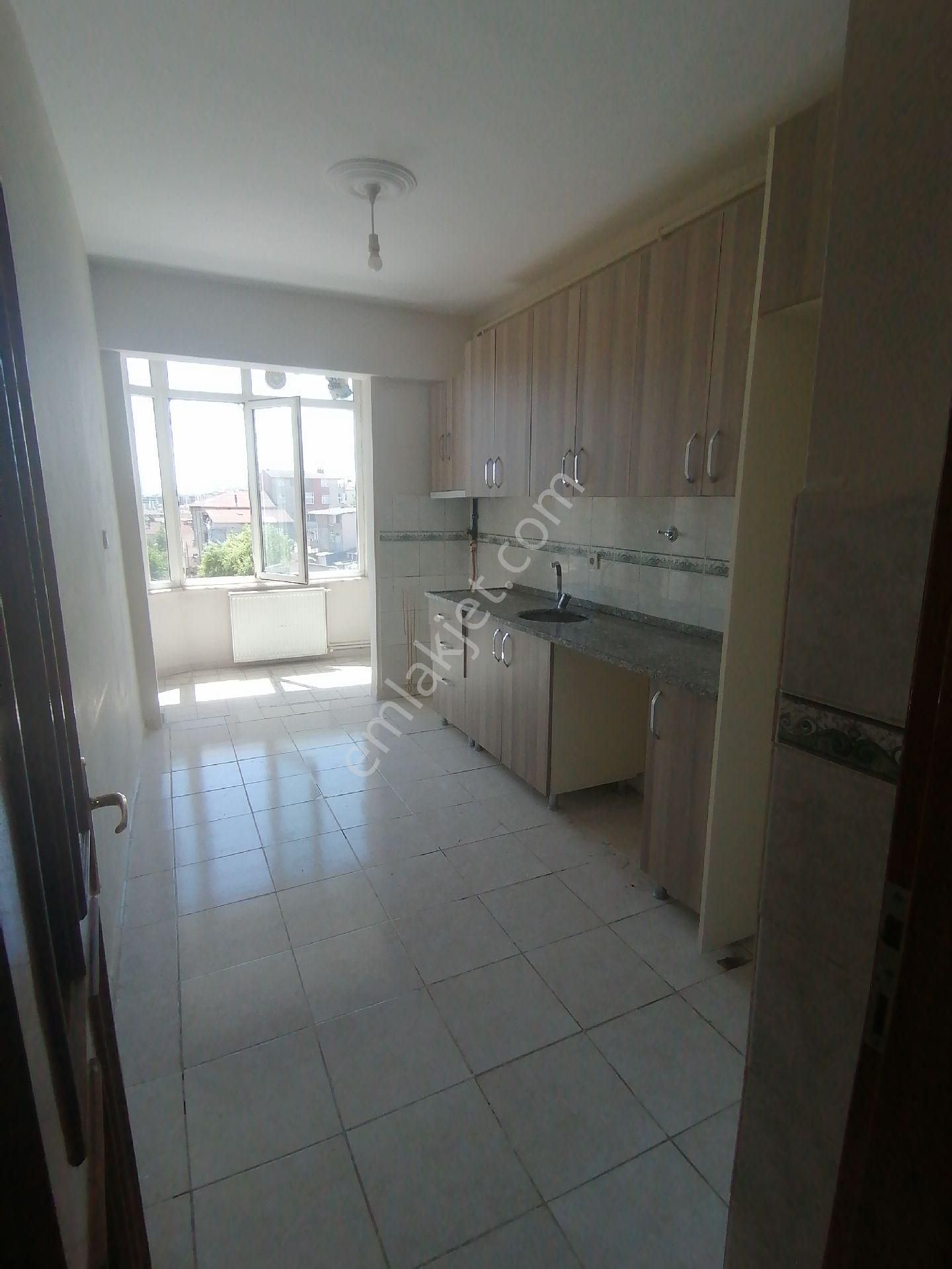 Ataşehir Belediye Karşısı Site İçi 3 +1 Acık Otopark Kapıcı Bahçıvan Güvenlik Görevlisi Ulaşım İyi - Görsel 2