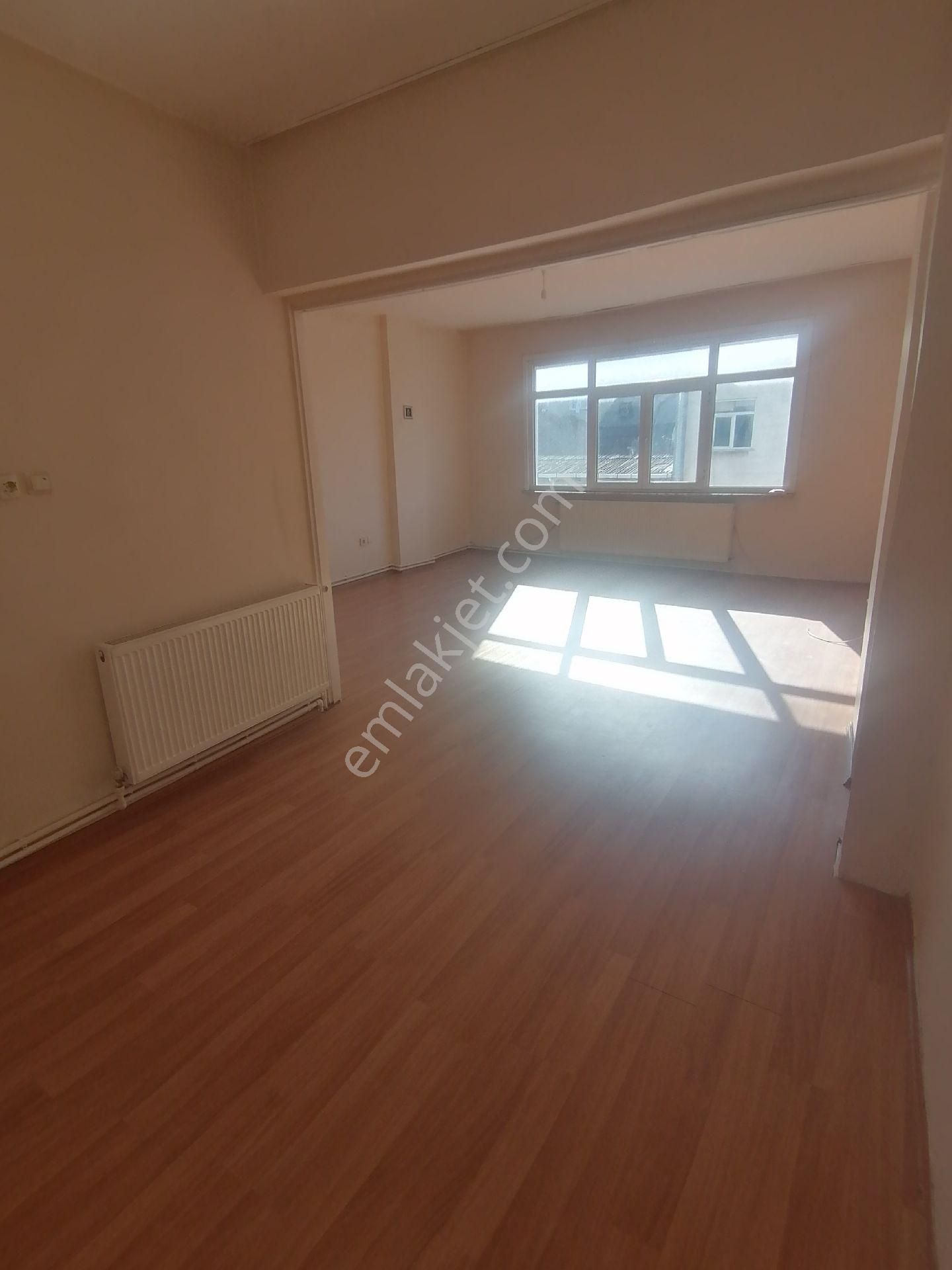 Ümraniye Tepeüstü Alemdağ Caddesi Üzeri 3 Kat 2+1 130 Metre Metro Yürüme Mesafeli Daire Tepeüstü