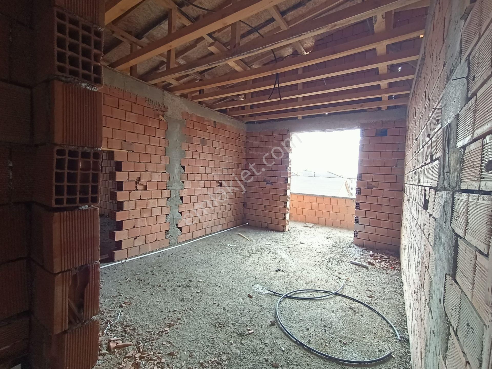 Körfez Güney Mahallesinde 2+1/120 M² Çatı Dublexi Otoparklı Yerden Isıtmalı