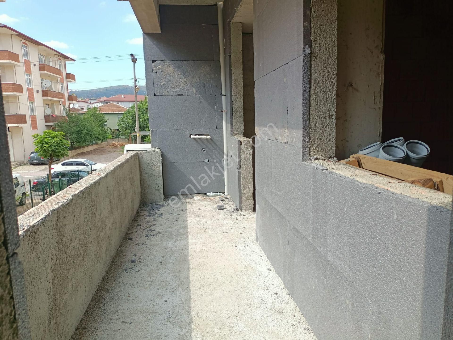 Körfez Güney Mahallesinde 2+1 Arakat Daire Otoparklı Yerden Isıtmalı