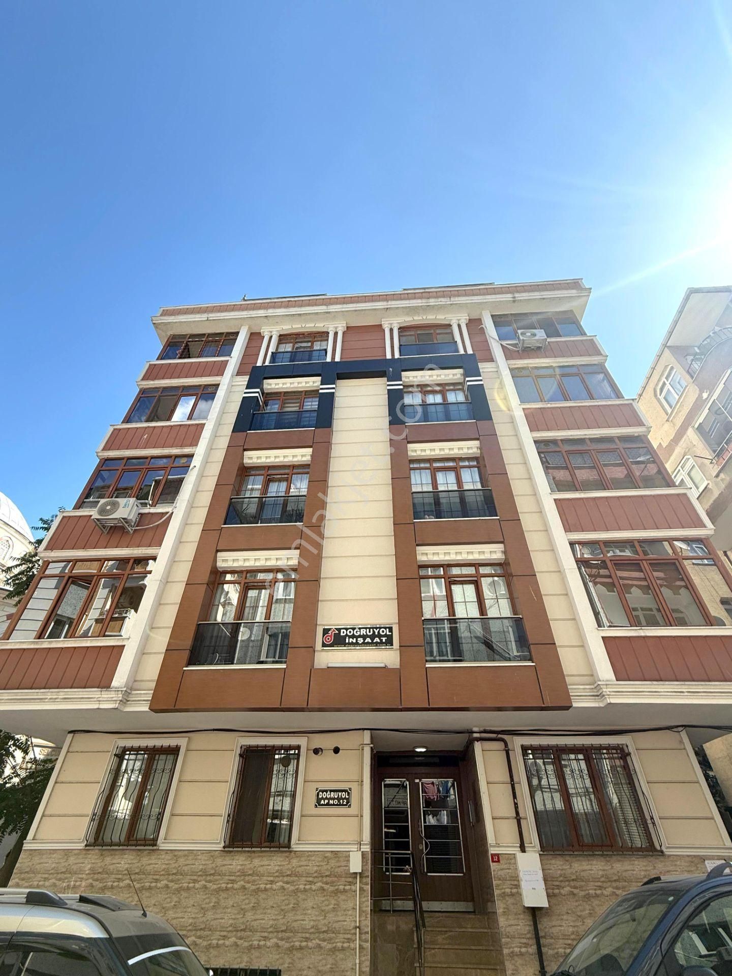 Tutar Dan E-5 Ve Koçtaşa Metrobüse Yakın 1+1 65 M2 Y.giriş