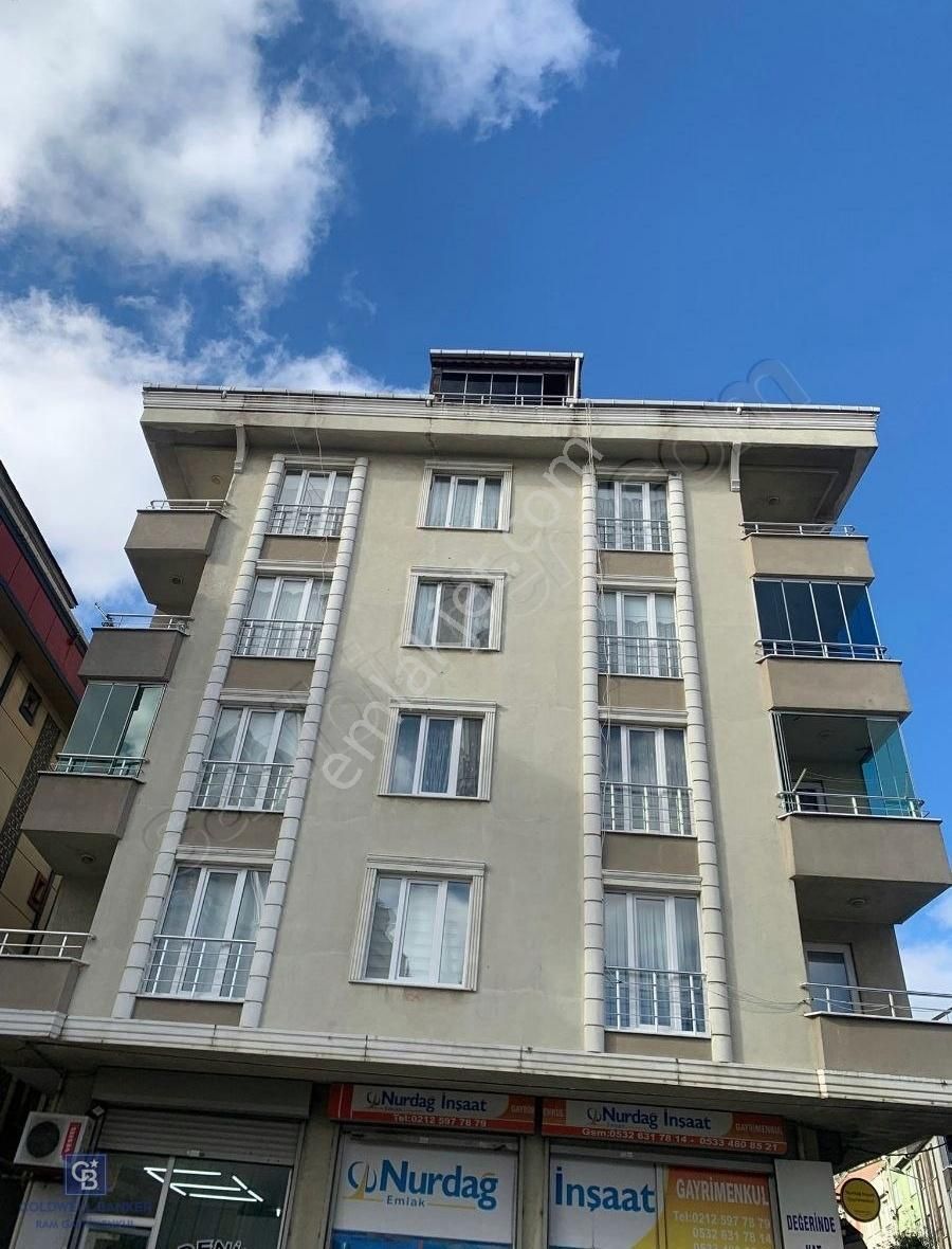 Arnavutköy'de Cadde Cephe Satılık Geniş Dubleks