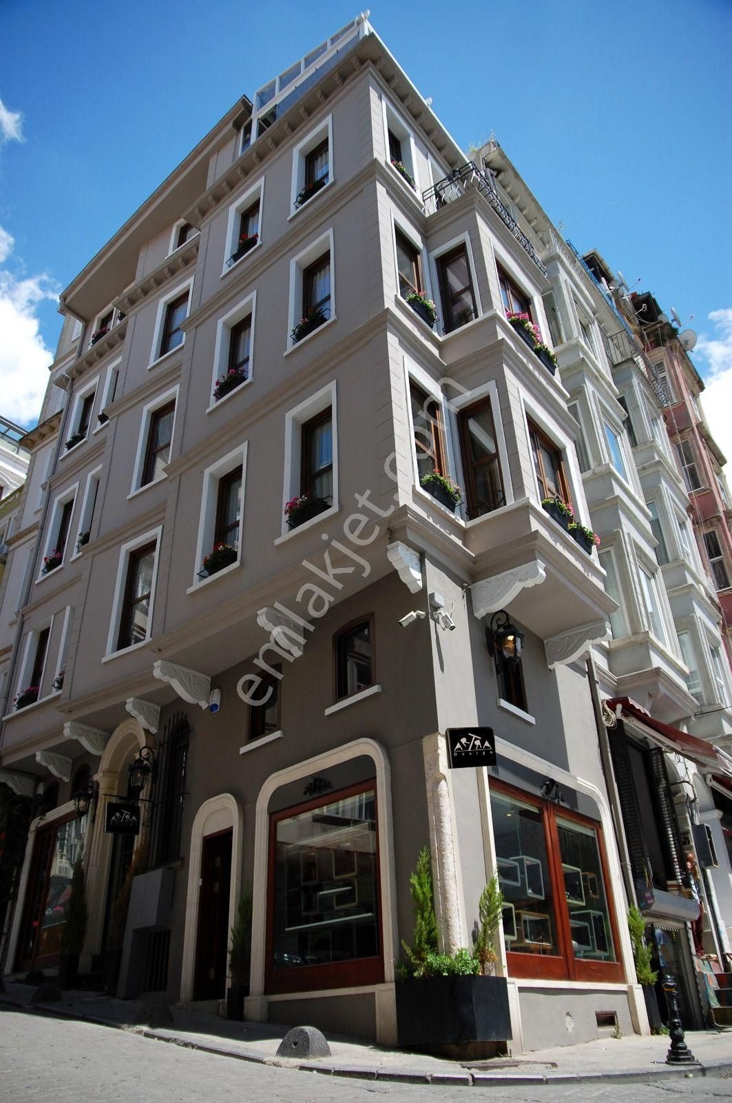 Beyoğlu Billur Sokak’ta 5 Katlı, 8 Odalı Satılık Otel