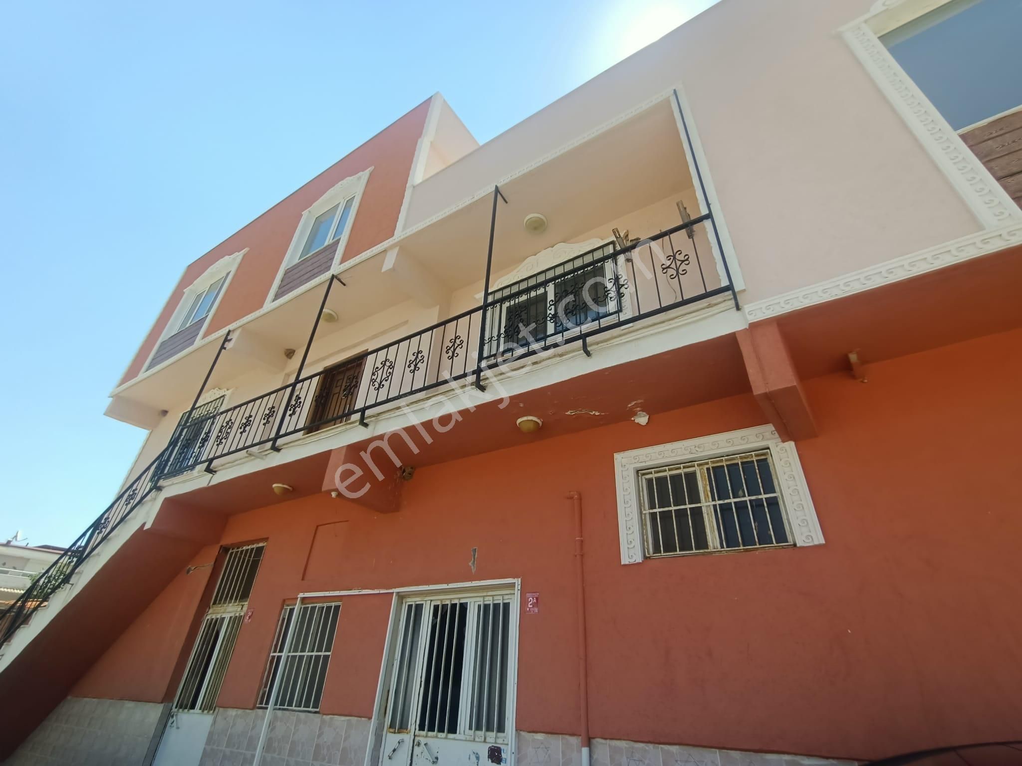 Edremit Kızılkeçili 3+1 Daire Ve İki Dükkan Komple Satılık Bina