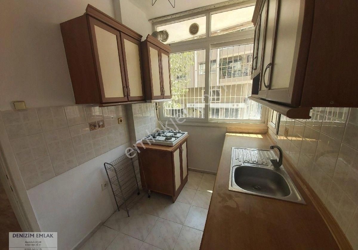 Karşıyaka Bostanlı Mahallesinde Sahile 100 Metre Yakın Kiralık 3+1 Daire