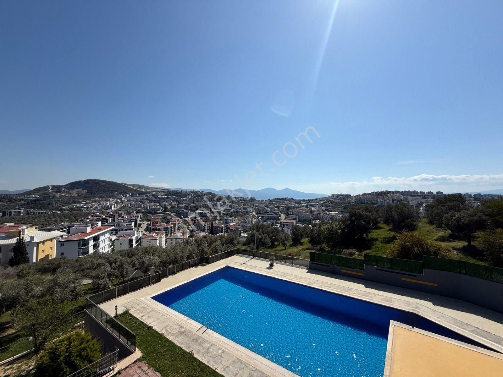 Kuşadası'nda Kısmi Deniz Manzaralı 3+1 Kapalı Mutfaklı Satılık Daire