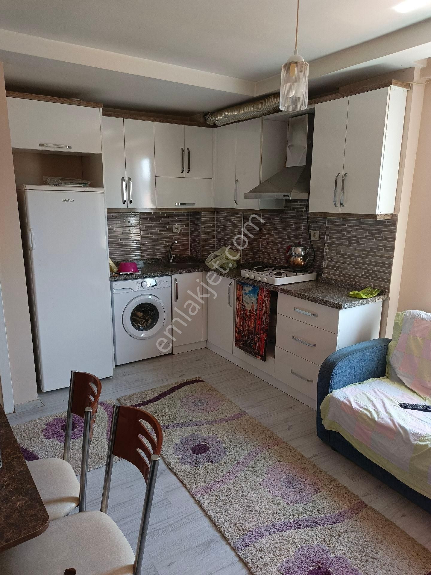Mithatpaşa Mh. Tam Merkezi Yerde Eşyalı Ara Kat 1+1 Kiralık Daire..
