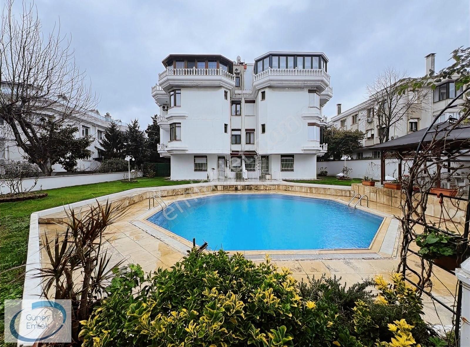 Adakale'de Full Eşyalı Havuzlu Ve Bahçe Kullanımlı 3+1 Kiralık