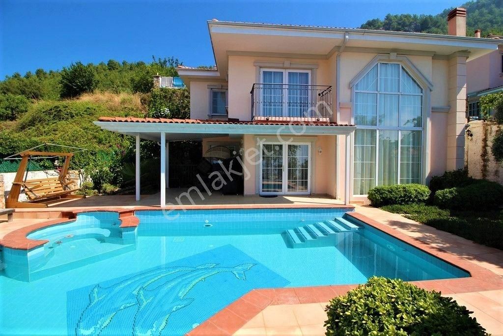 Alanya Tepe Satılık 4+1 Özel Havuzlu Ve Bahçeli Manzaralı Villa