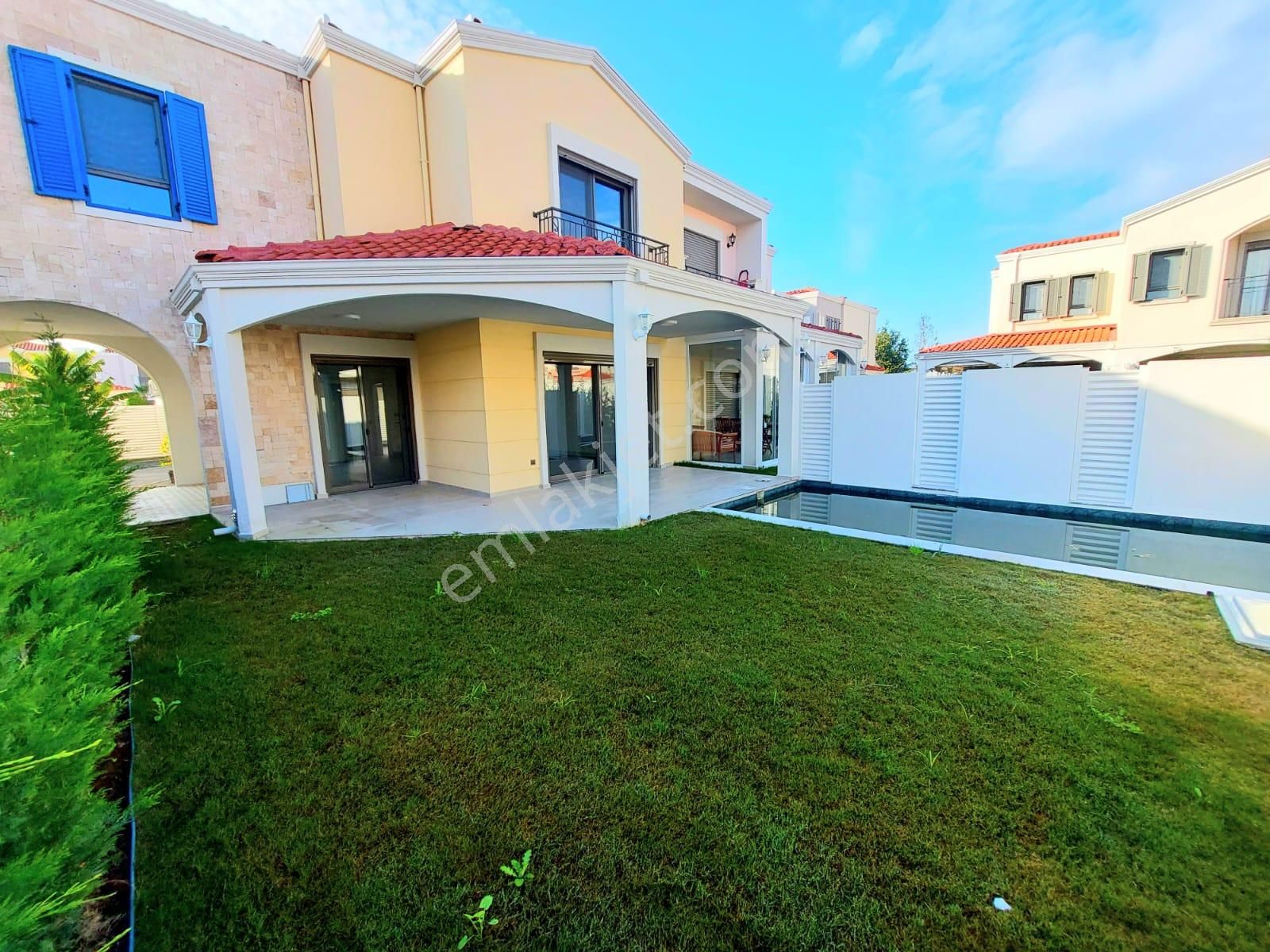 Kuşadasında Denize Ve Avm'ye Yakın Özel Havuzlu 4+1 Sıfır Villa