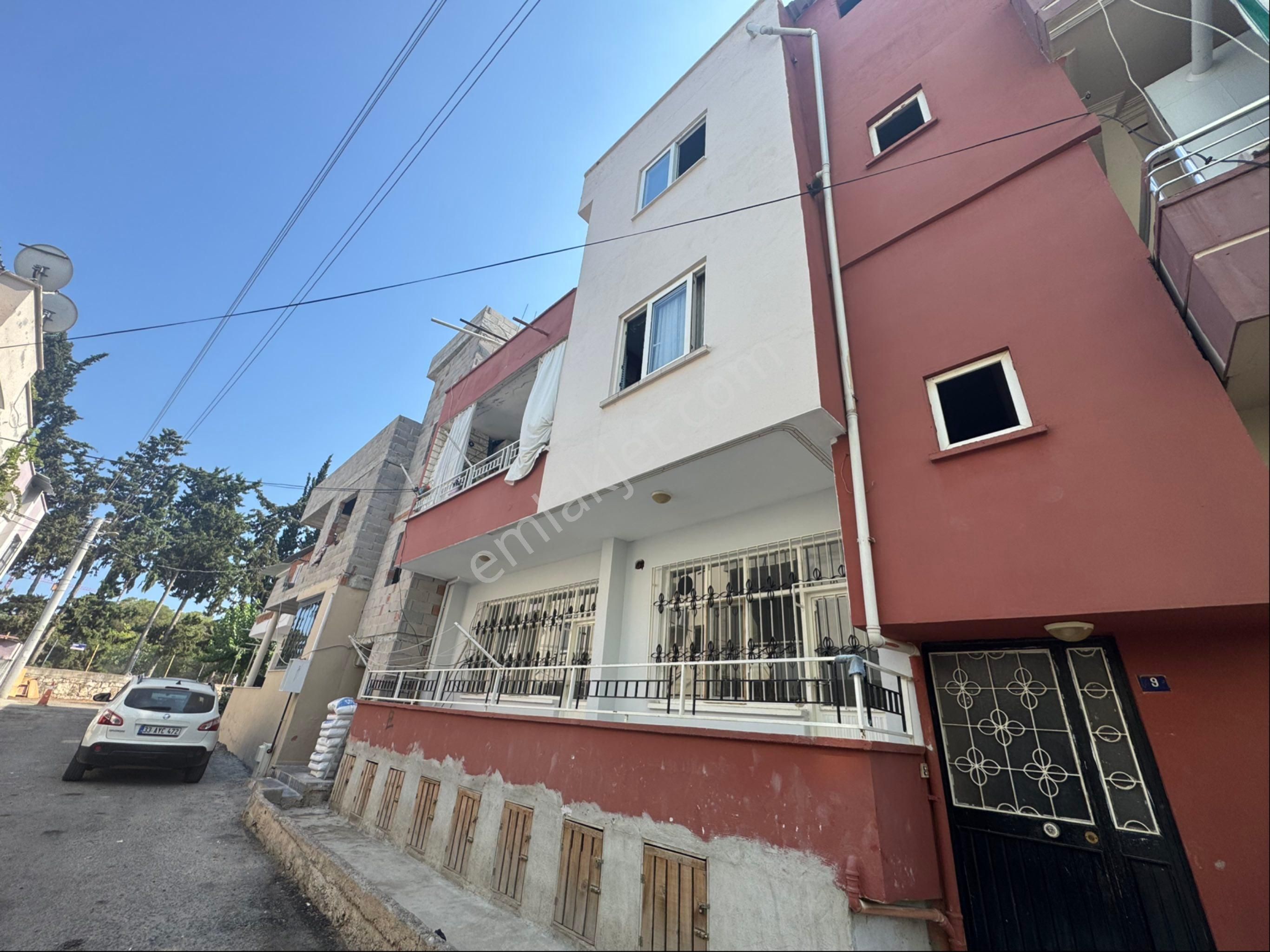 Beykent Gayrimenkulden Akkent'de Müstakil Üç Katlı Bina