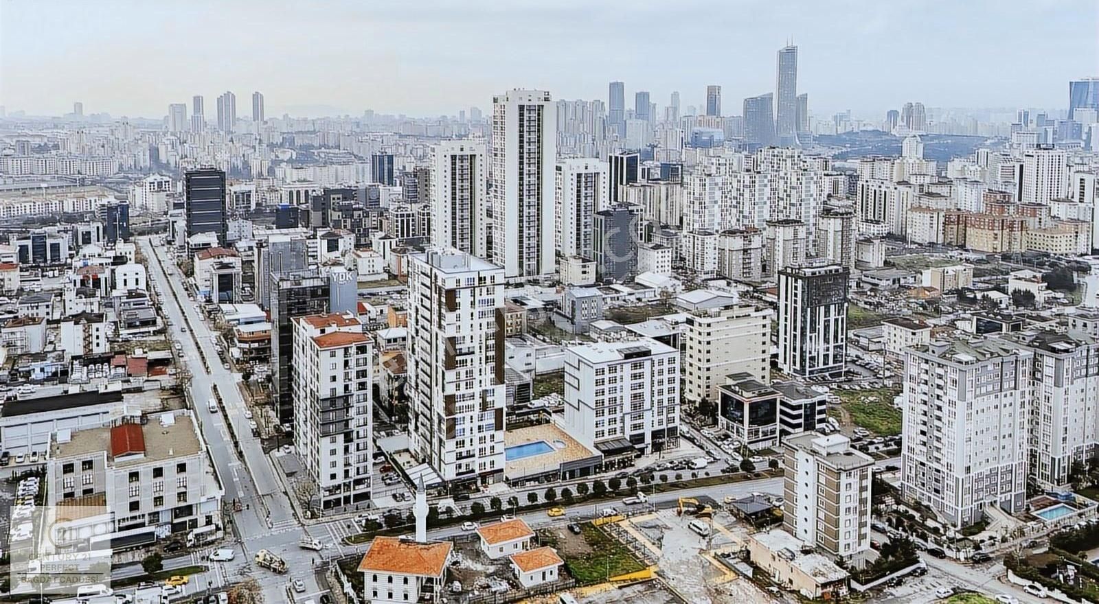 Şerifali'de Satılık Köşe Parsel İmarlı 444m2 Arsa 1.85 Emsal