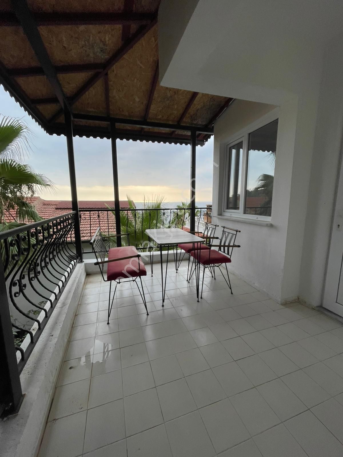 Kısa Dönem Kiralık Villa Havuz Aktiviteli Tatil Sitesinde