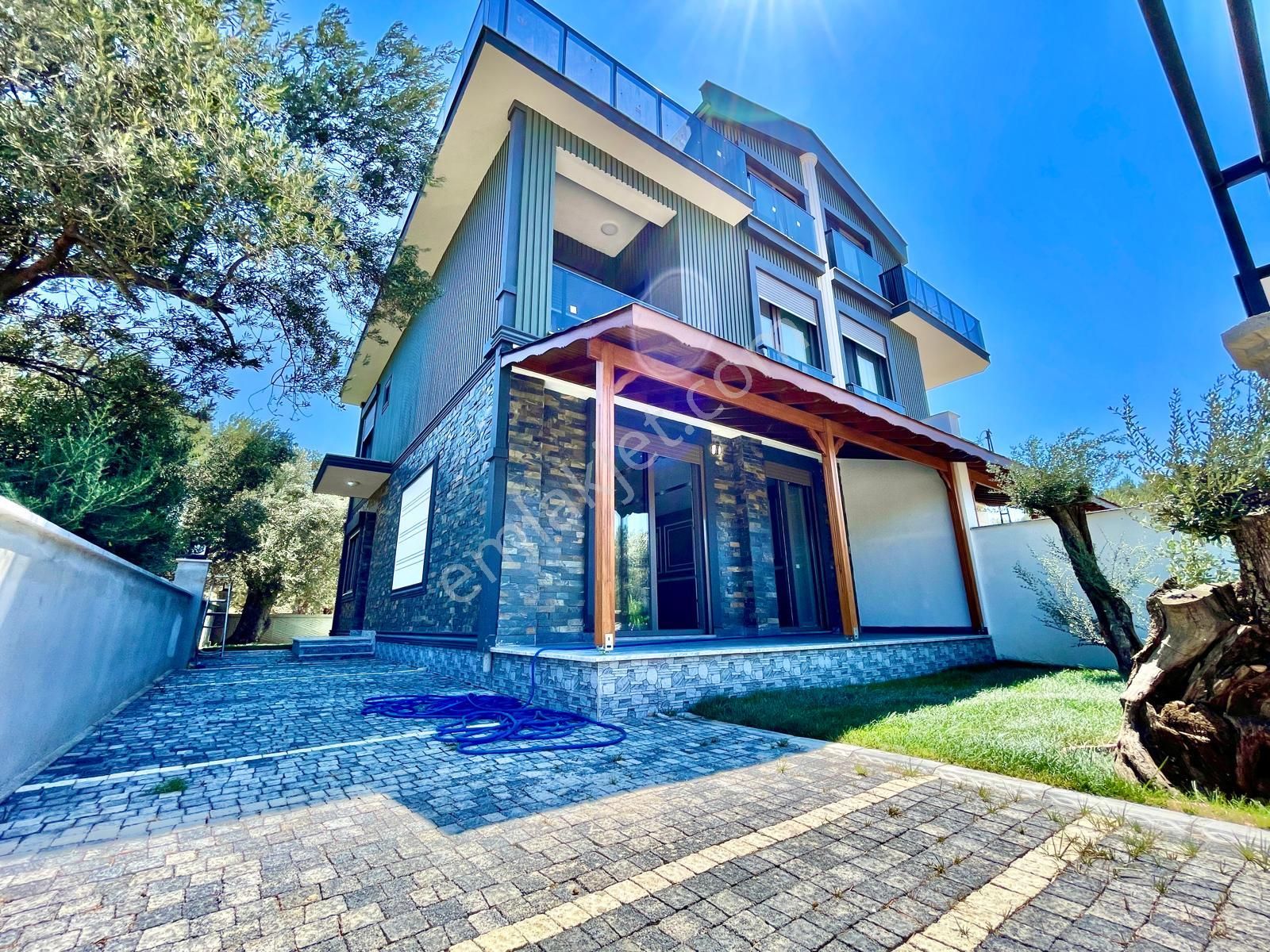 Berkay Demirel'den Zeytinlide Doğayla İç İçe Bahçeli 3+1 Villa