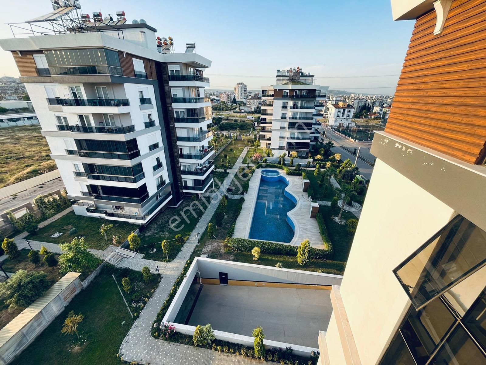 Sosyal İmkanlarla Dolu Yüzme Havuzlu, Tramvay Ve Cadde Üstü Satılık 2+1 Daire