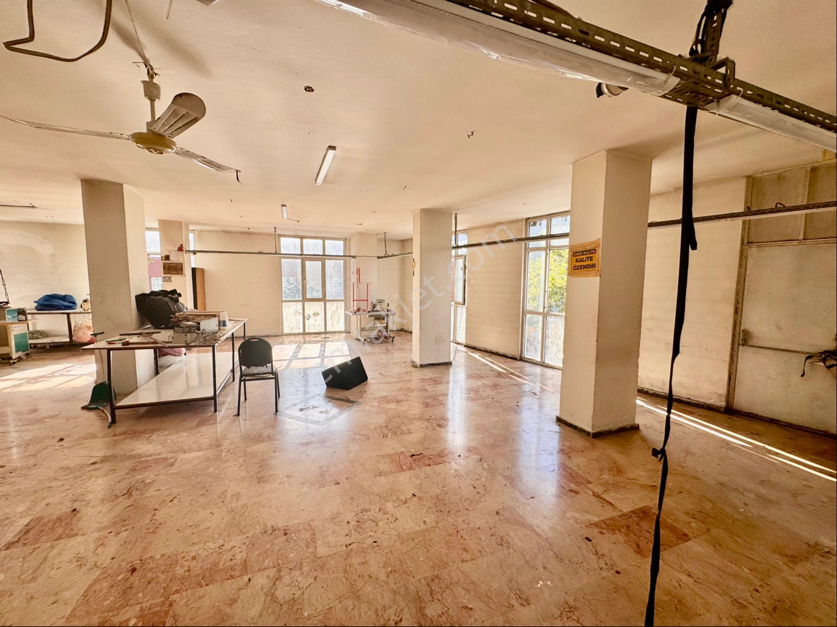 Alaçatı Dan İş Hanında Tek Bölüm 160 M2 Dükkan