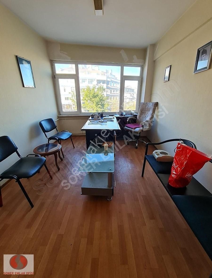Kadıköy Altıyolda Ana Caddede İşhanında Satılık Ofis