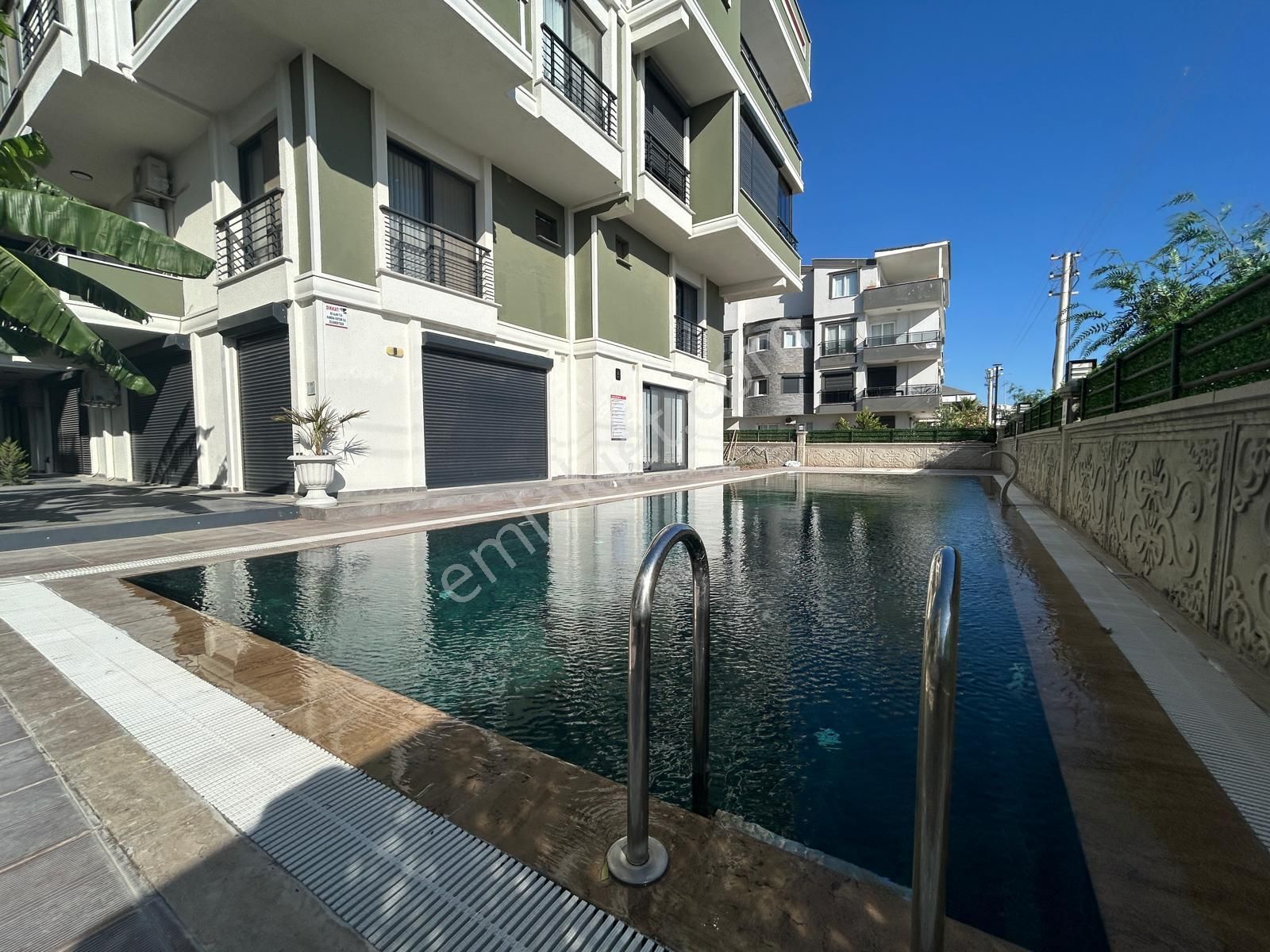 Didimde Satılık Otoparklı-havuzlu Sitede Arakatta Geniş 1+1 Daire