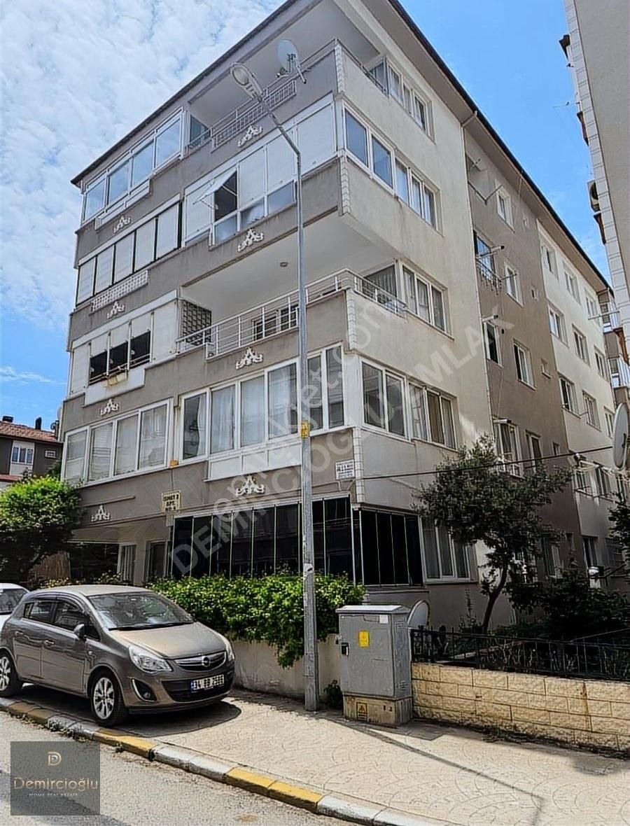Çınarcık Taşlimanda Sahile Elli Metre Ayrı Mutfaklı 3+1