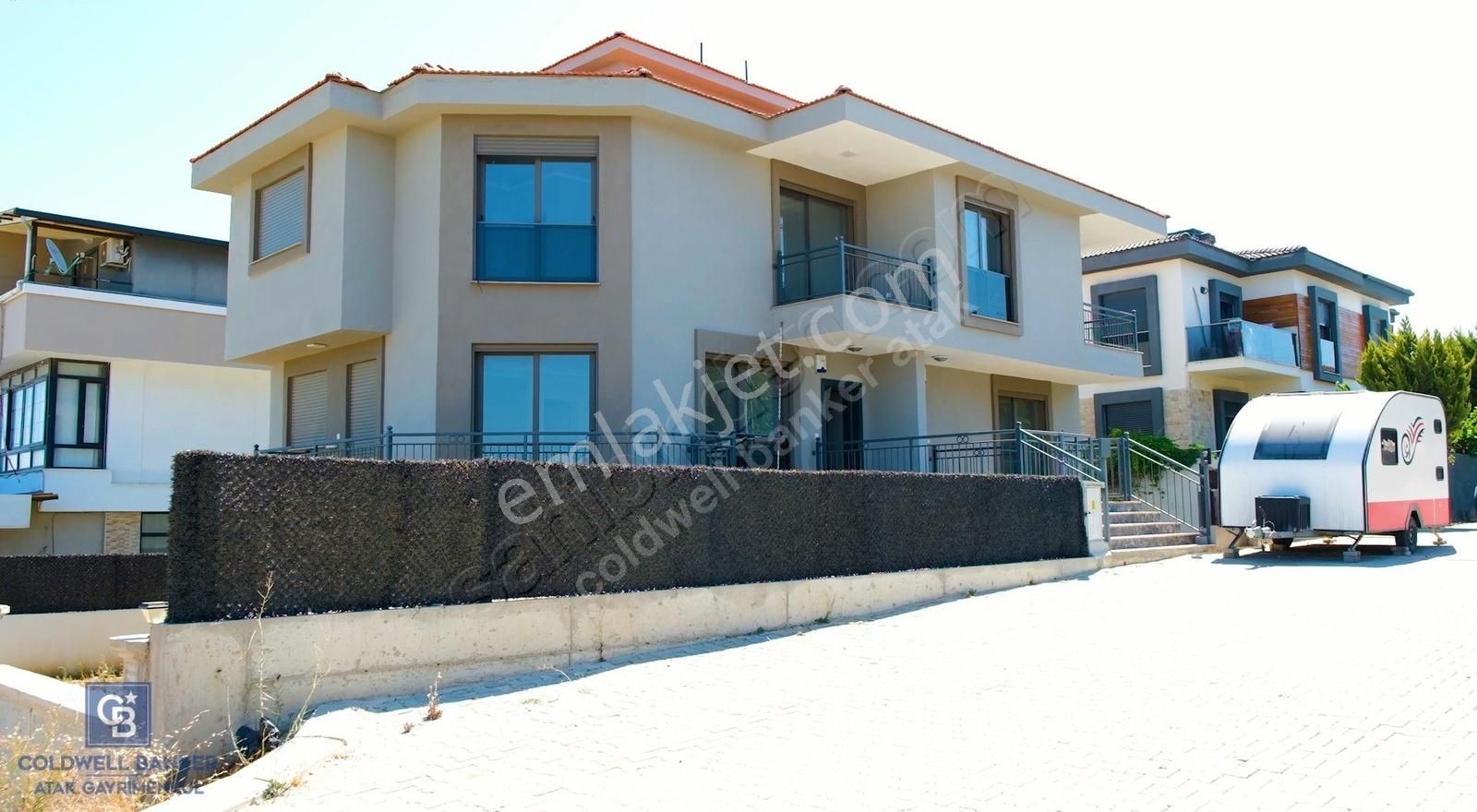 Seferihisar Tepecikte Satılık Tripleks Villa