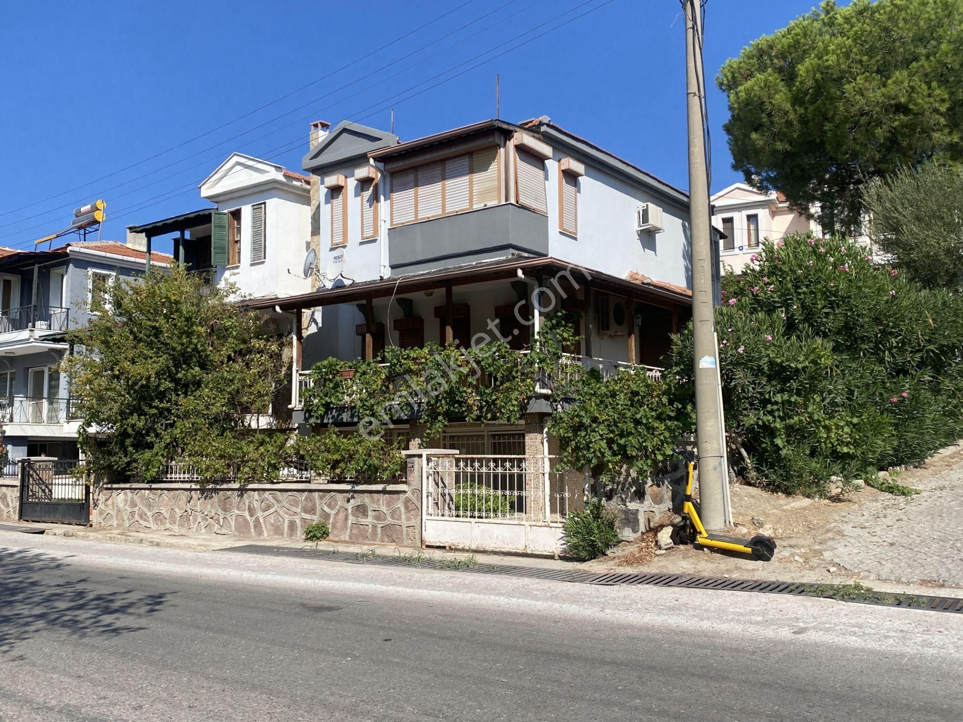 Ayvalık Cunda Da Satılık Tripleks Villa.denize 100 Metre Mesafede.