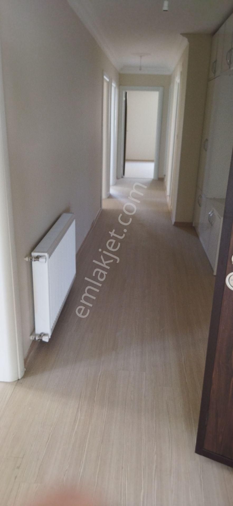 Mustafakemalpaşa Da Site İçinde Manzaralı 1. Kat 150m2 Net 3+1 17 Yaşında Daire