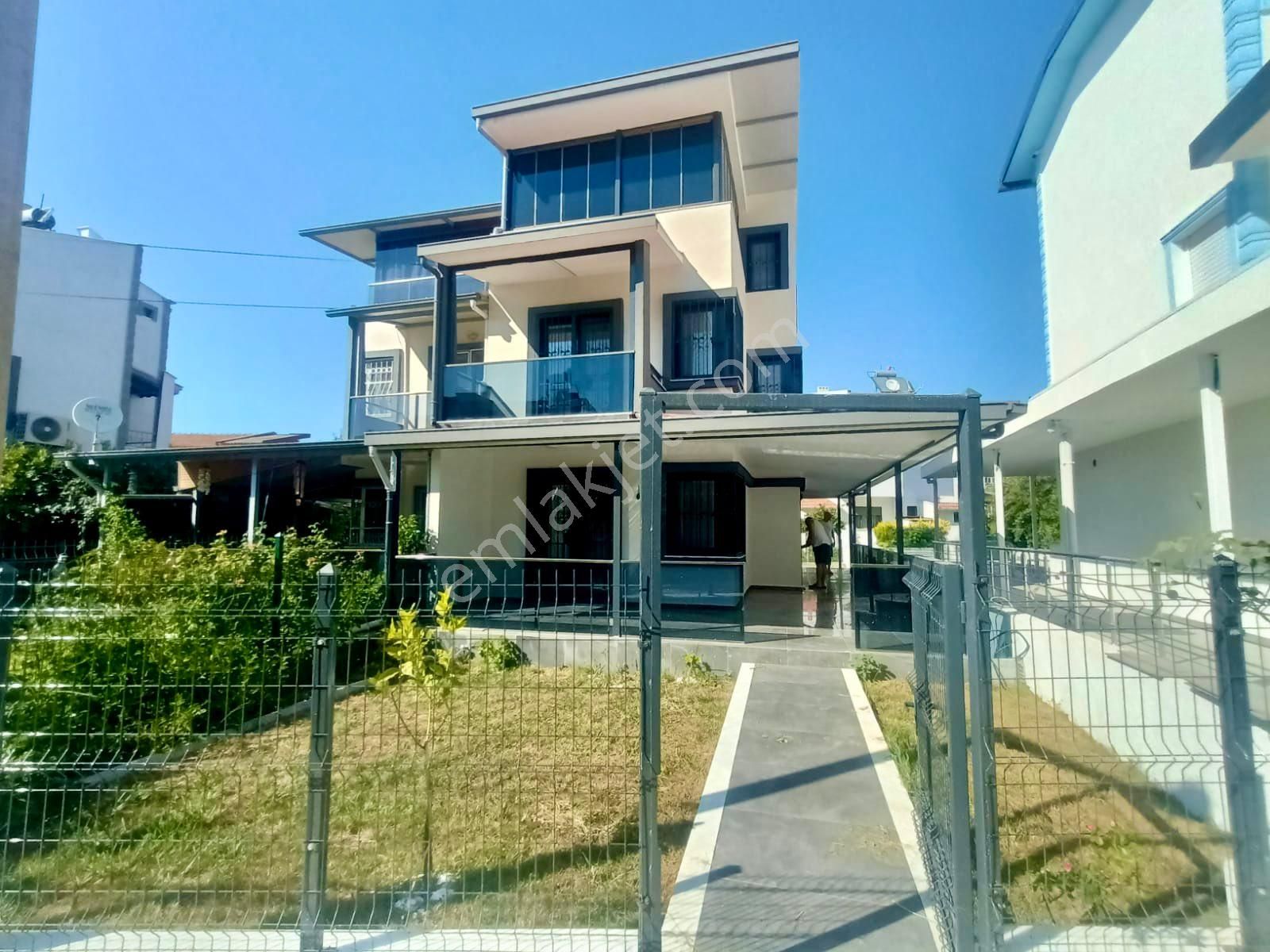 Kuşadası Davutlar’da Denize 350mt Satılık 4+1 Yazlık