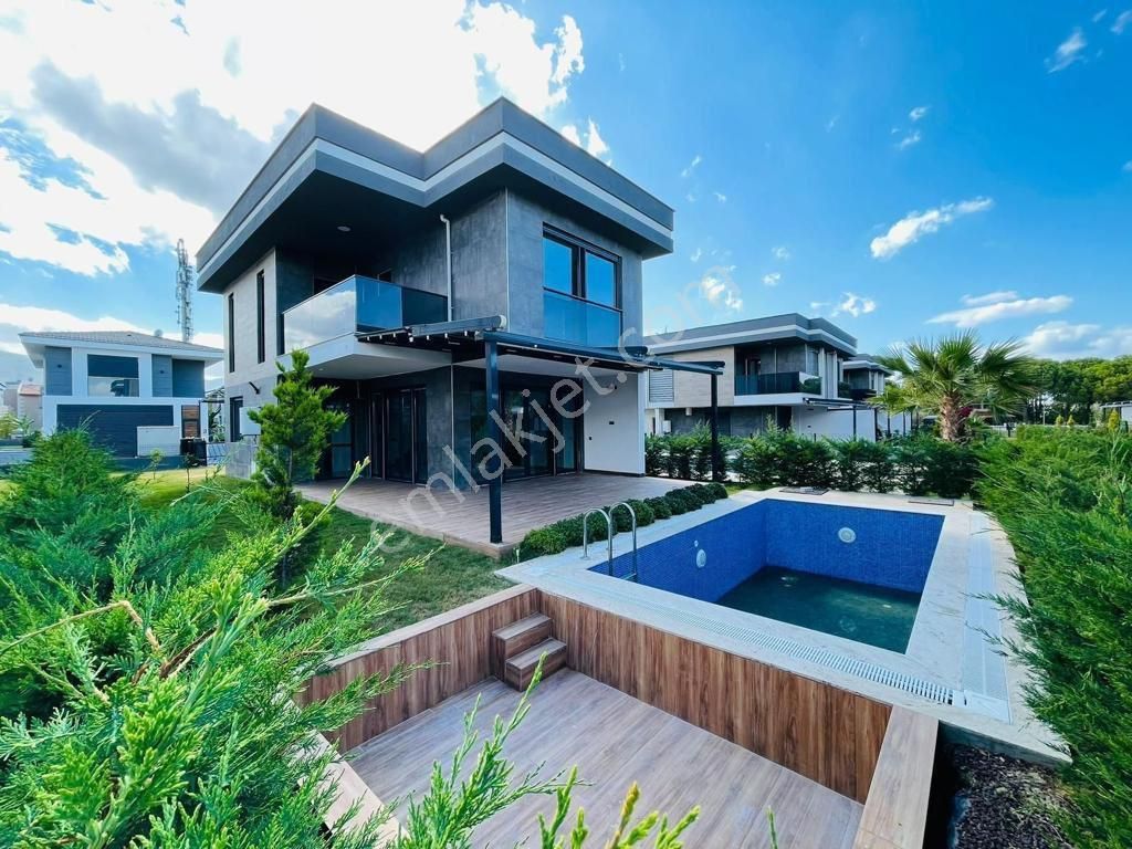 Kuşadası Davutlar’da Tek Müstakil Özel Havuzlu Satılık 3+1 Yazlık