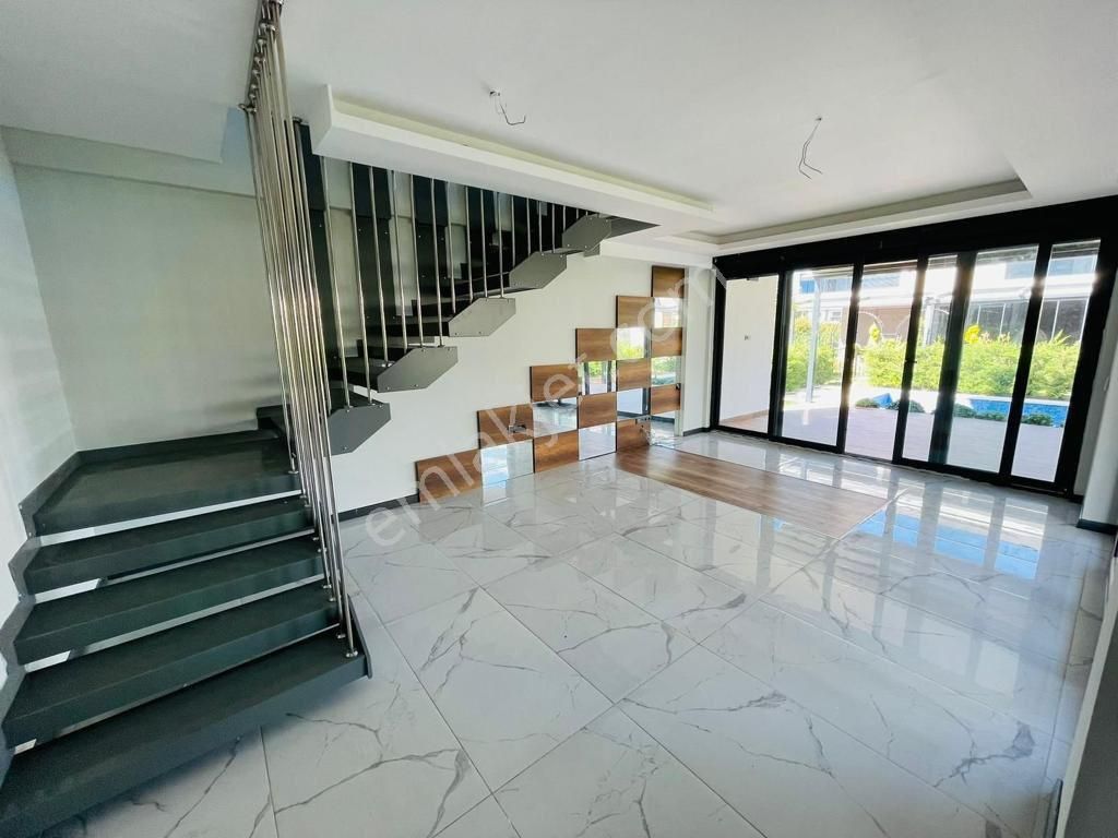 Kuşadası Davutlar’da Tek Müstakil Özel Havuzlu Satılık 3+1 Yazlık - Görsel 15