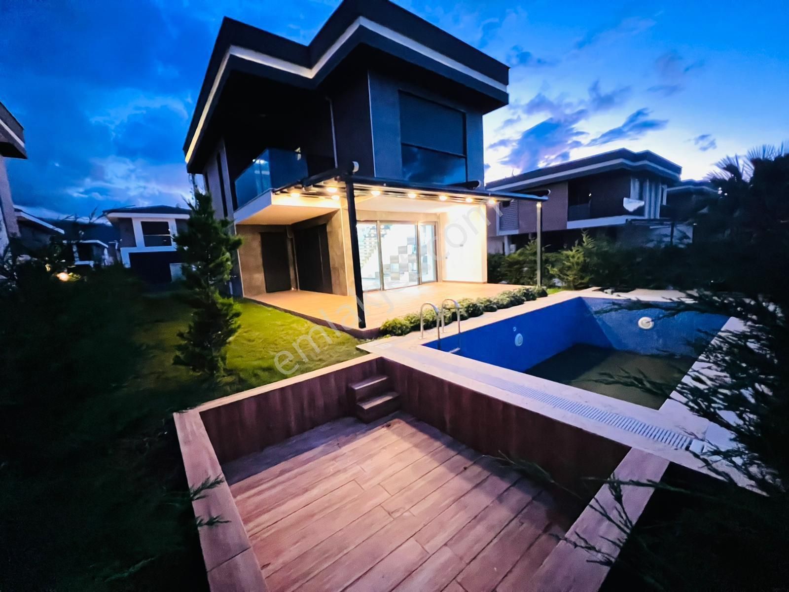 Kuşadası Davutlar’da Tek Müstakil Özel Havuzlu Satılık 3+1 Yazlık - Görsel 9