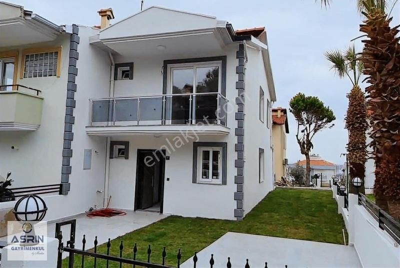 Kuşadası Marina Mevkiinde 3+1 Villa
