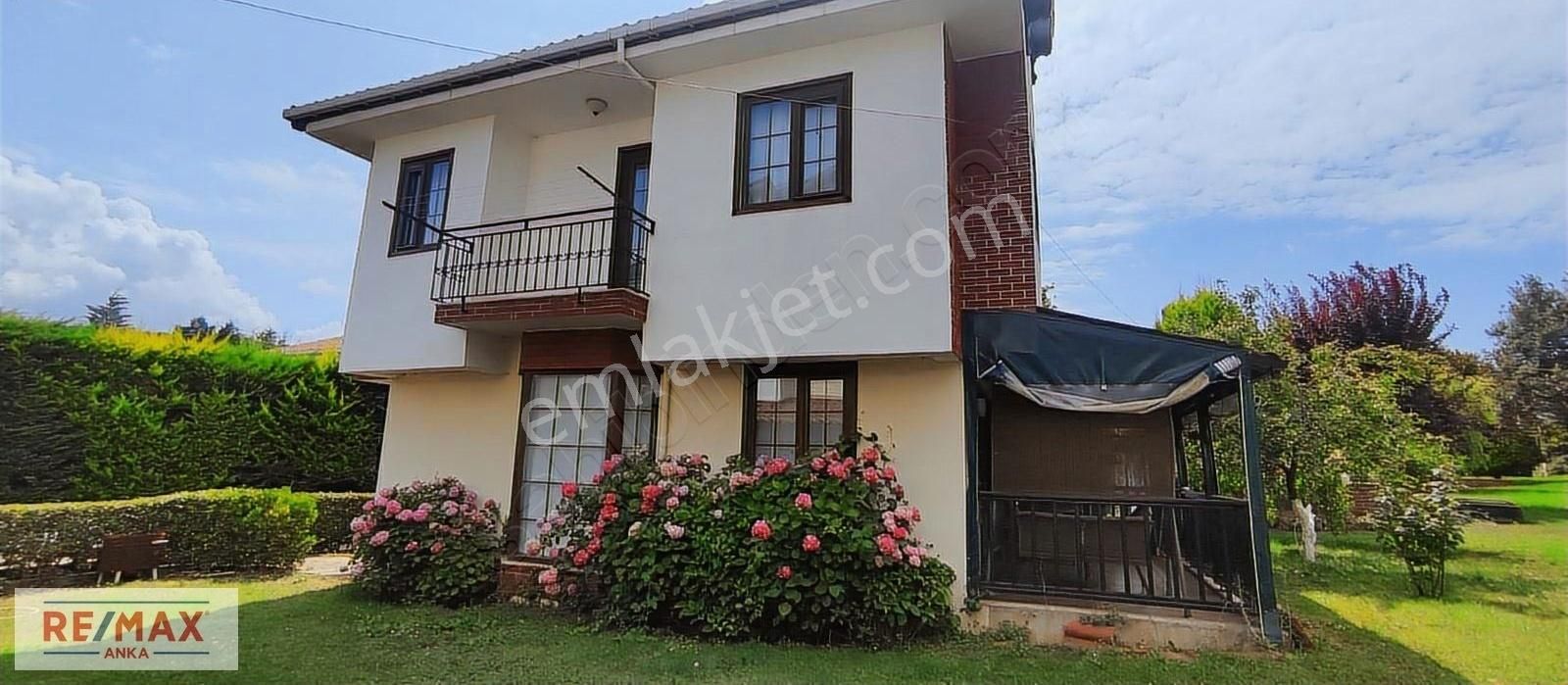 Şile'de Havuzlu Güvenlikli Sitede 4+1 Kiralık Villa