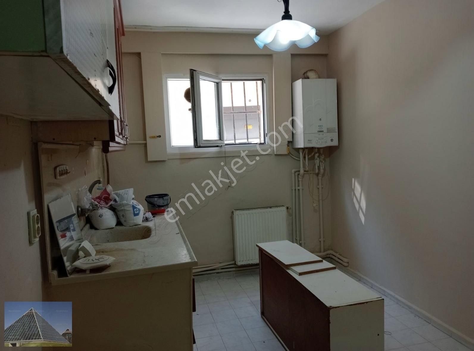 Reşadiye Mahallesi'nde Kiralık Yarı Bodrum 3+1 100m2 Daire