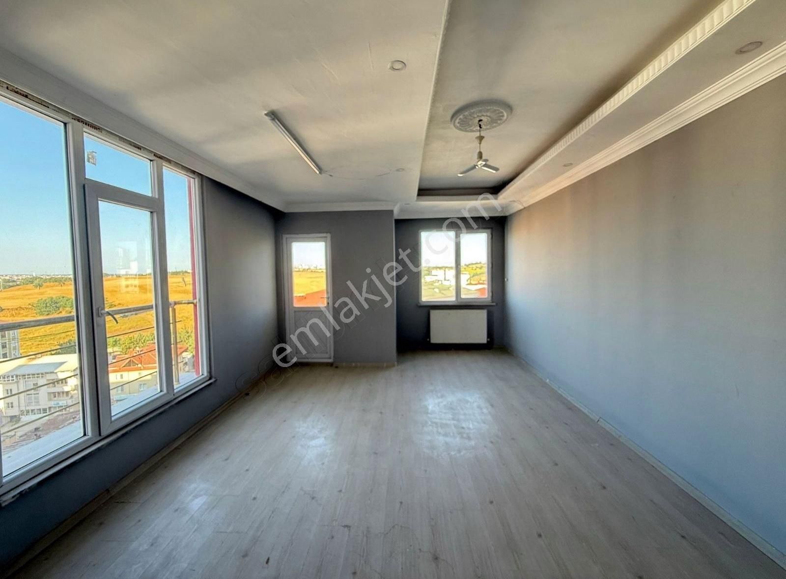 Tuşba Emlaktan Satılık Ara Kat İskanlı Çift Balkon 2+1 Daire
