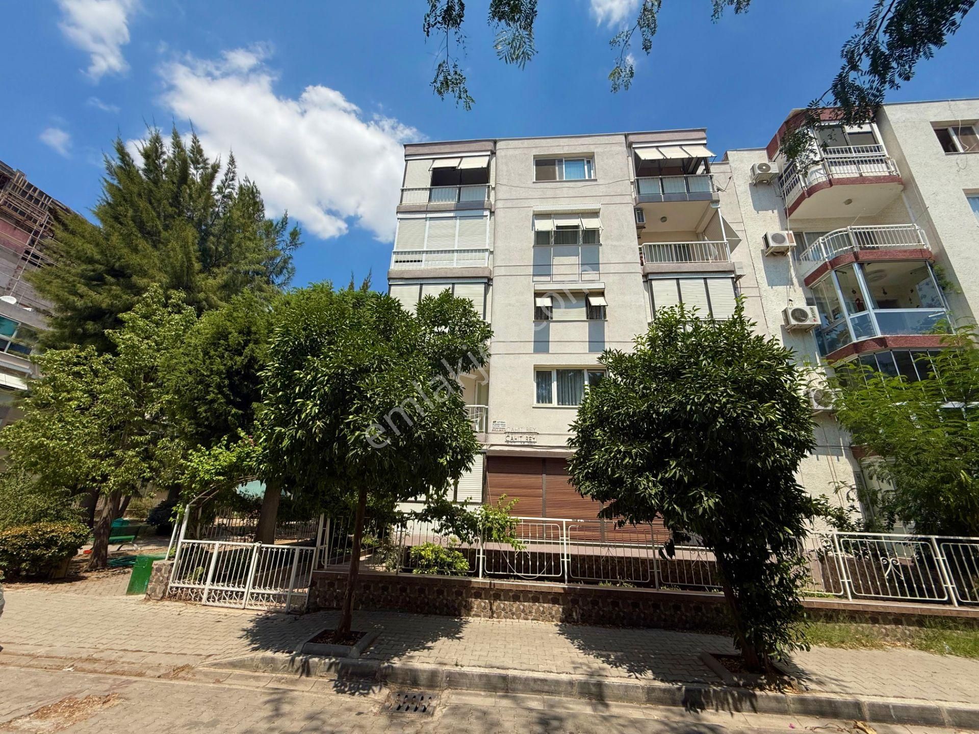 Karşıyaka Bahriye Üçok Mahallesinde 3+1 Eşyalı Kiralık Daire