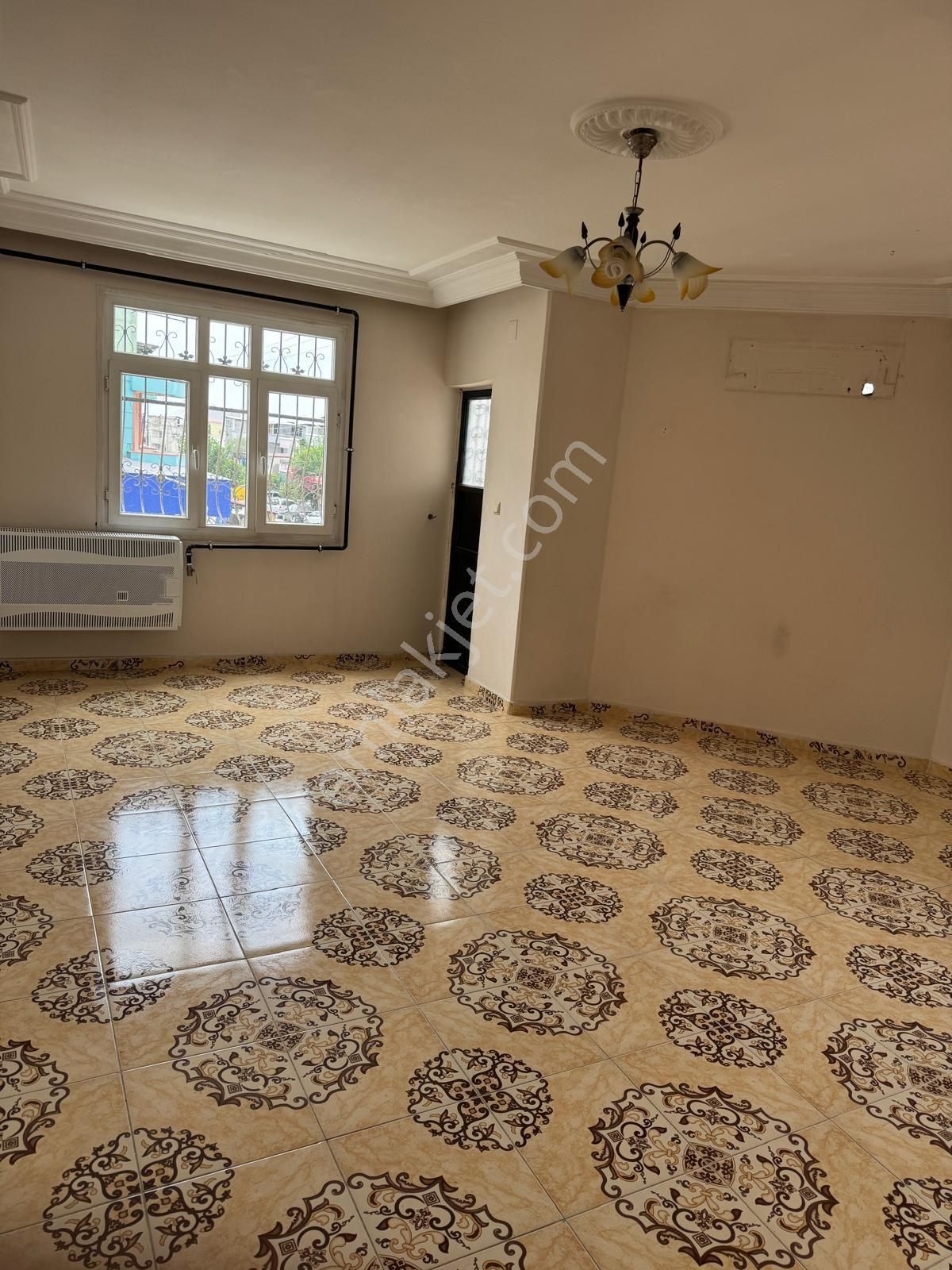 Orhangazi'de Cadde Üstü Geniş Doğalgaz Sobalı Kiralık Ev