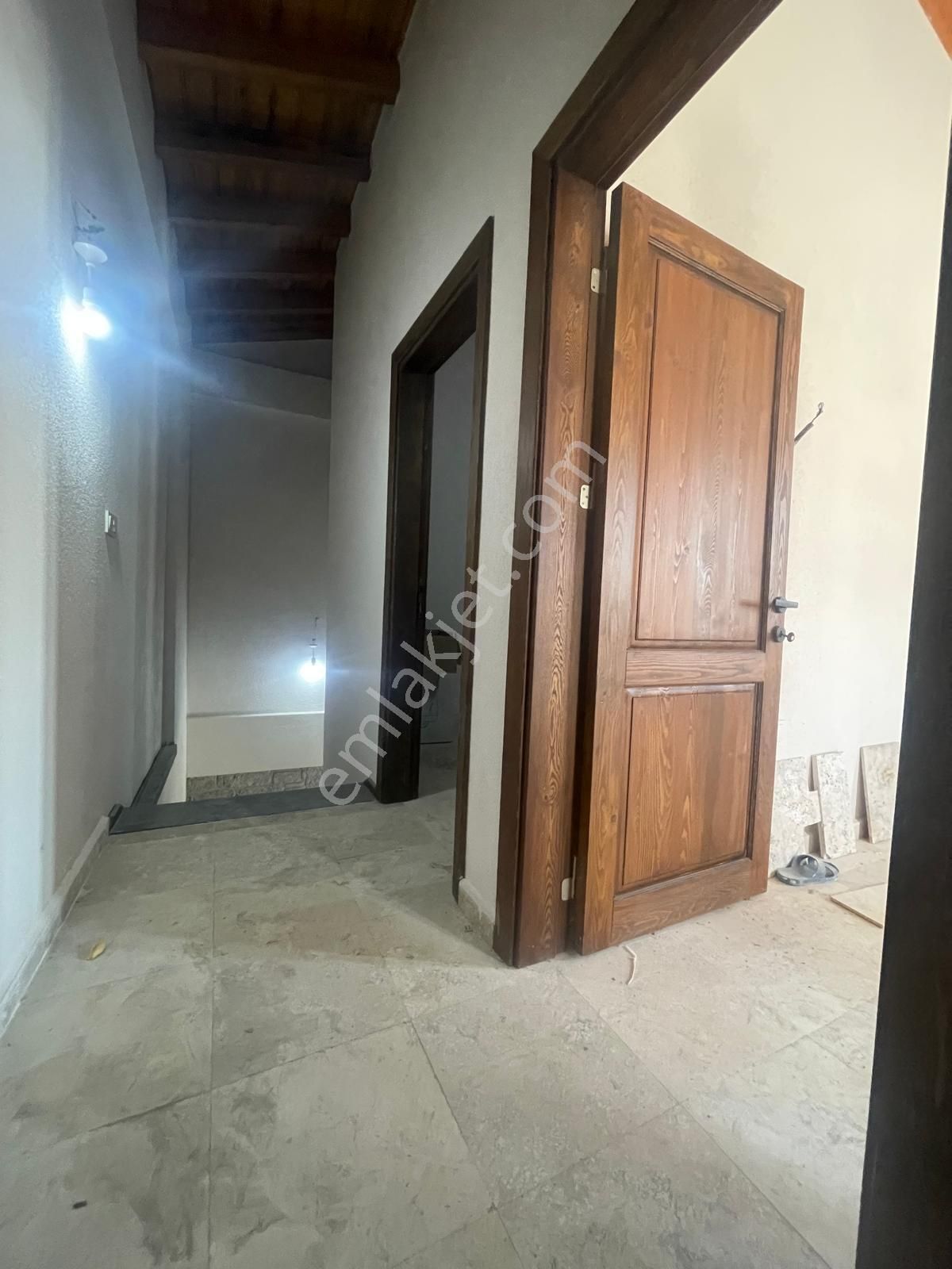 Ayvada'dan Ayvalık Merkez'de Avlulu 2 Katlı 2+1 Taş Rum Evi - Görsel 23