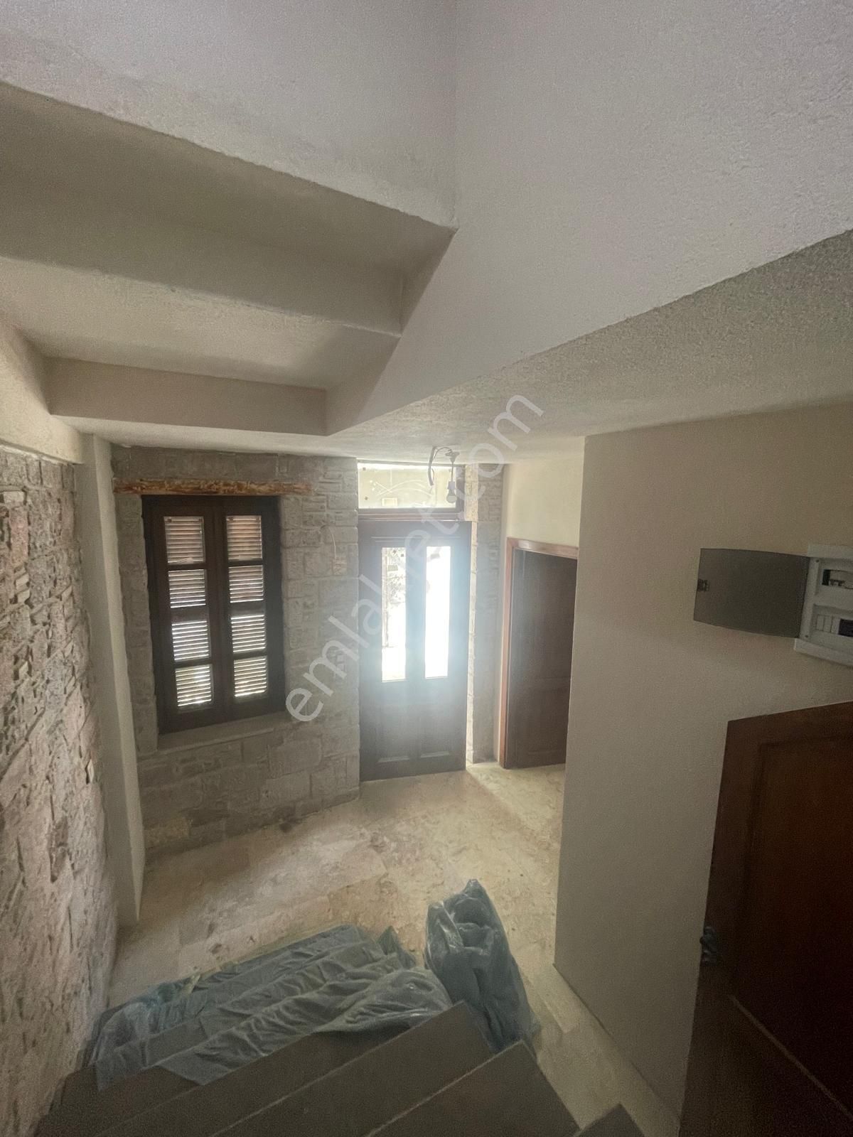 Ayvada'dan Ayvalık Merkez'de Avlulu 2 Katlı 2+1 Taş Rum Evi - Görsel 21