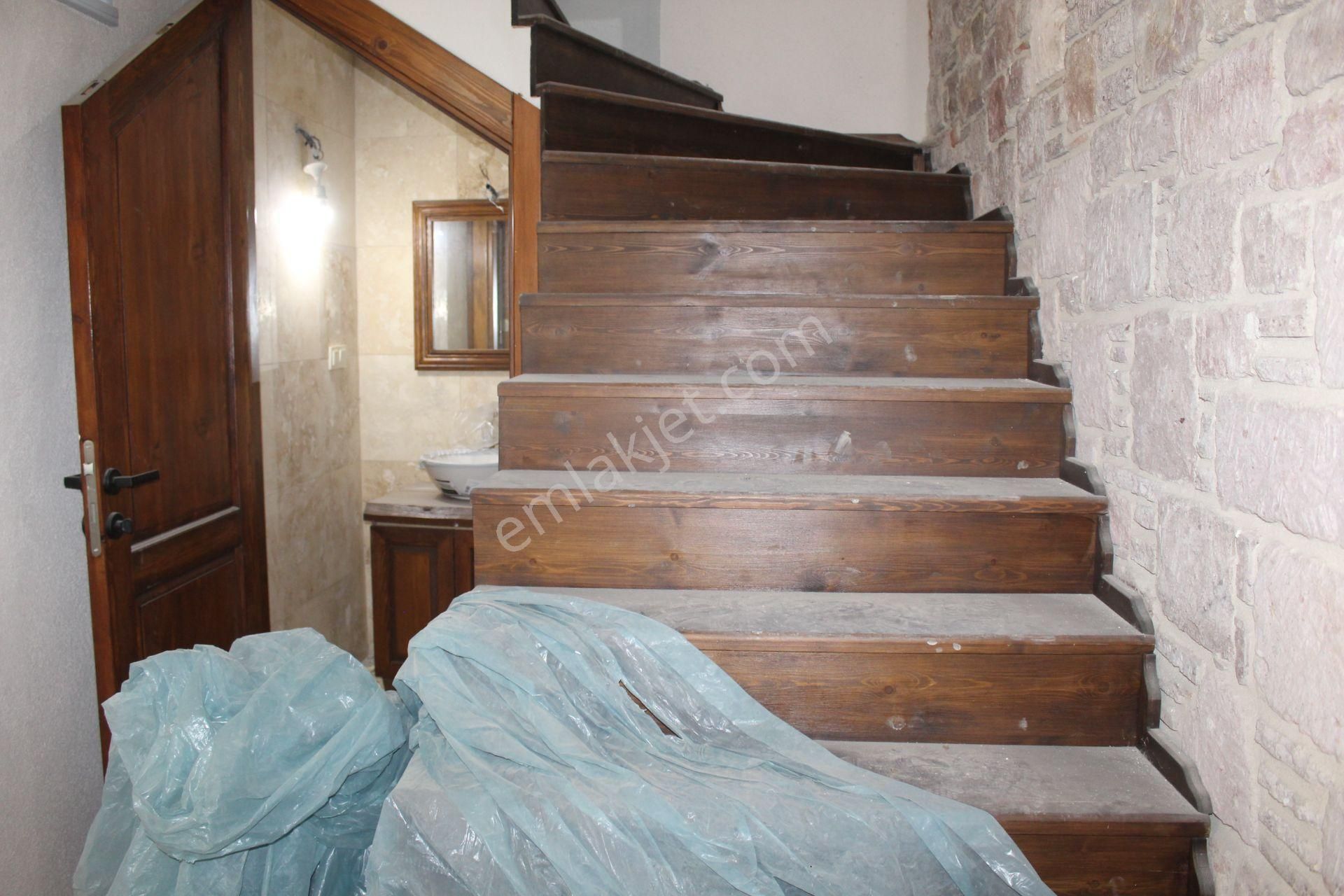 Ayvada'dan Ayvalık Merkez'de Avlulu 2 Katlı 2+1 Taş Rum Evi - Görsel 6