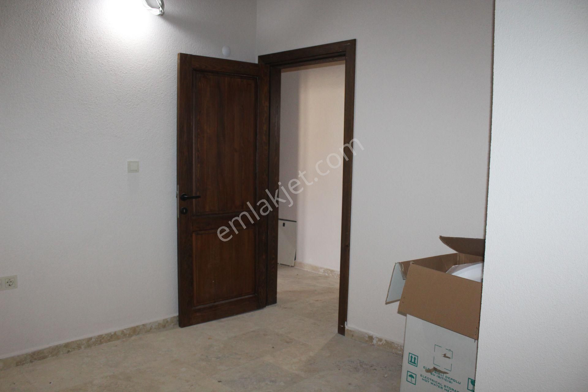 Ayvada'dan Ayvalık Merkez'de Avlulu 2 Katlı 2+1 Taş Rum Evi - Görsel 26