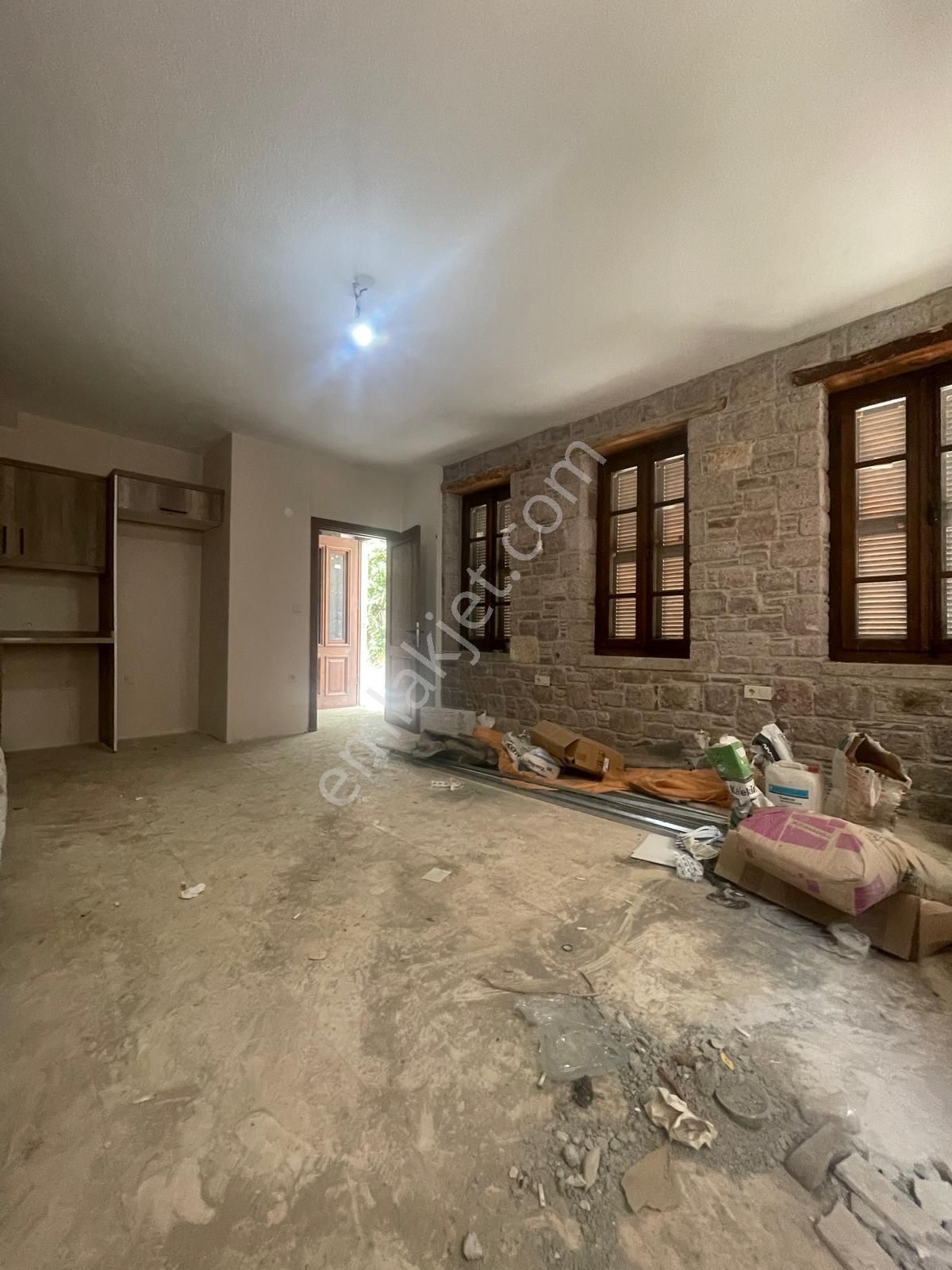 Ayvada'dan Ayvalık Merkez'de Avlulu 2 Katlı 2+1 Taş Rum Evi - Görsel 11