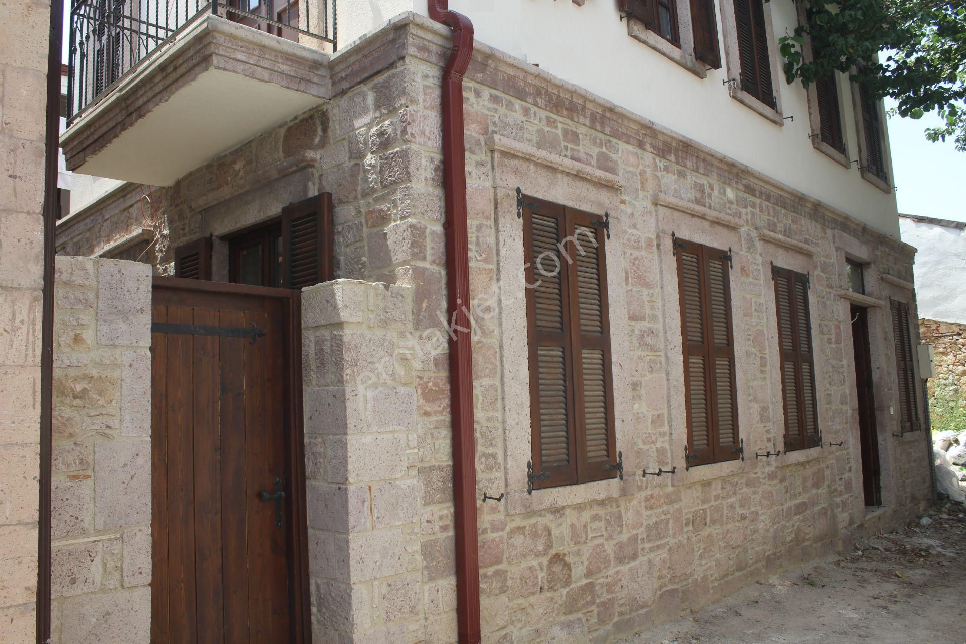 Ayvada'dan Ayvalık Merkez'de Avlulu 2 Katlı 2+1 Taş Rum Evi - Görsel 2