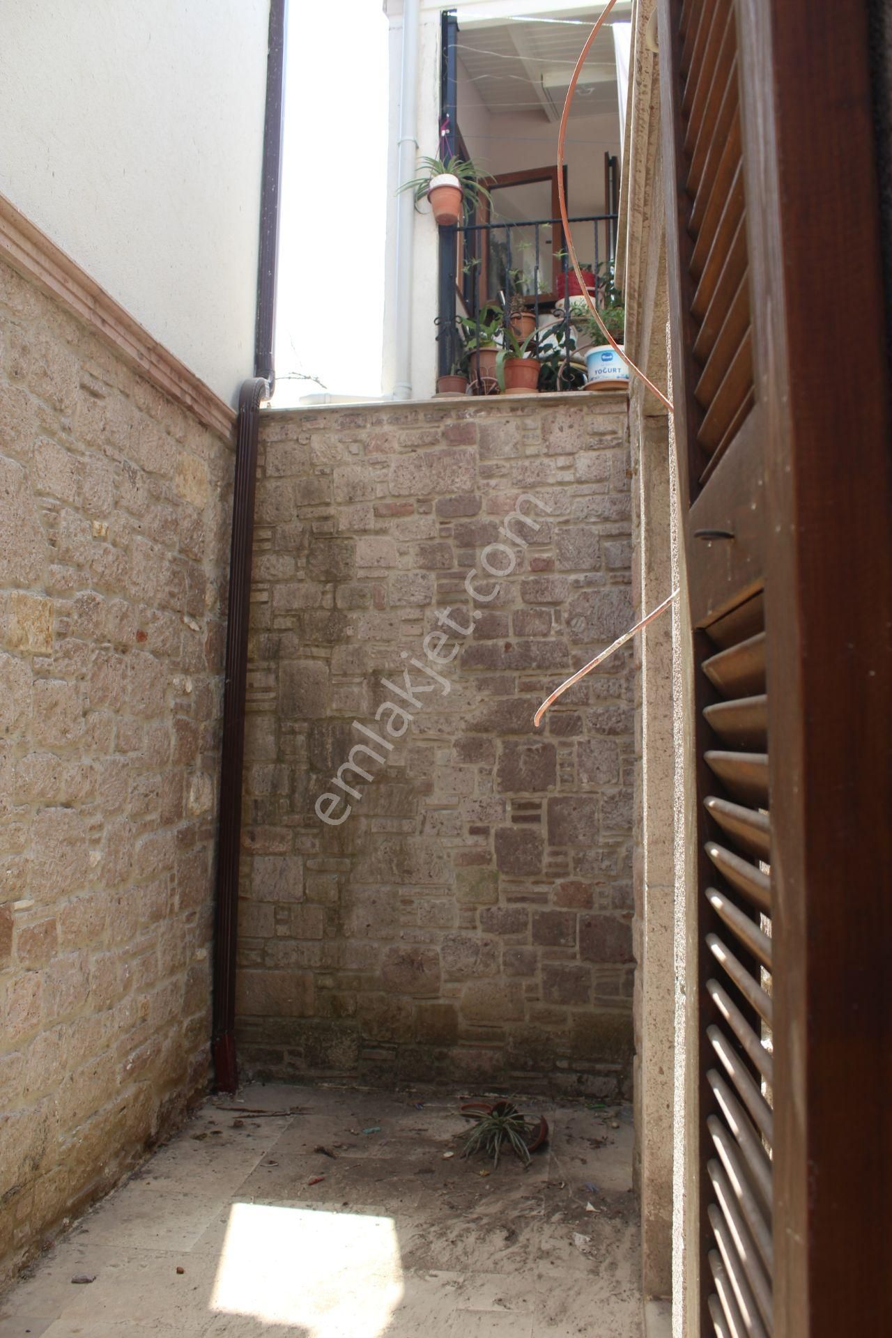 Ayvada'dan Ayvalık Merkez'de Avlulu 2 Katlı 2+1 Taş Rum Evi - Görsel 19