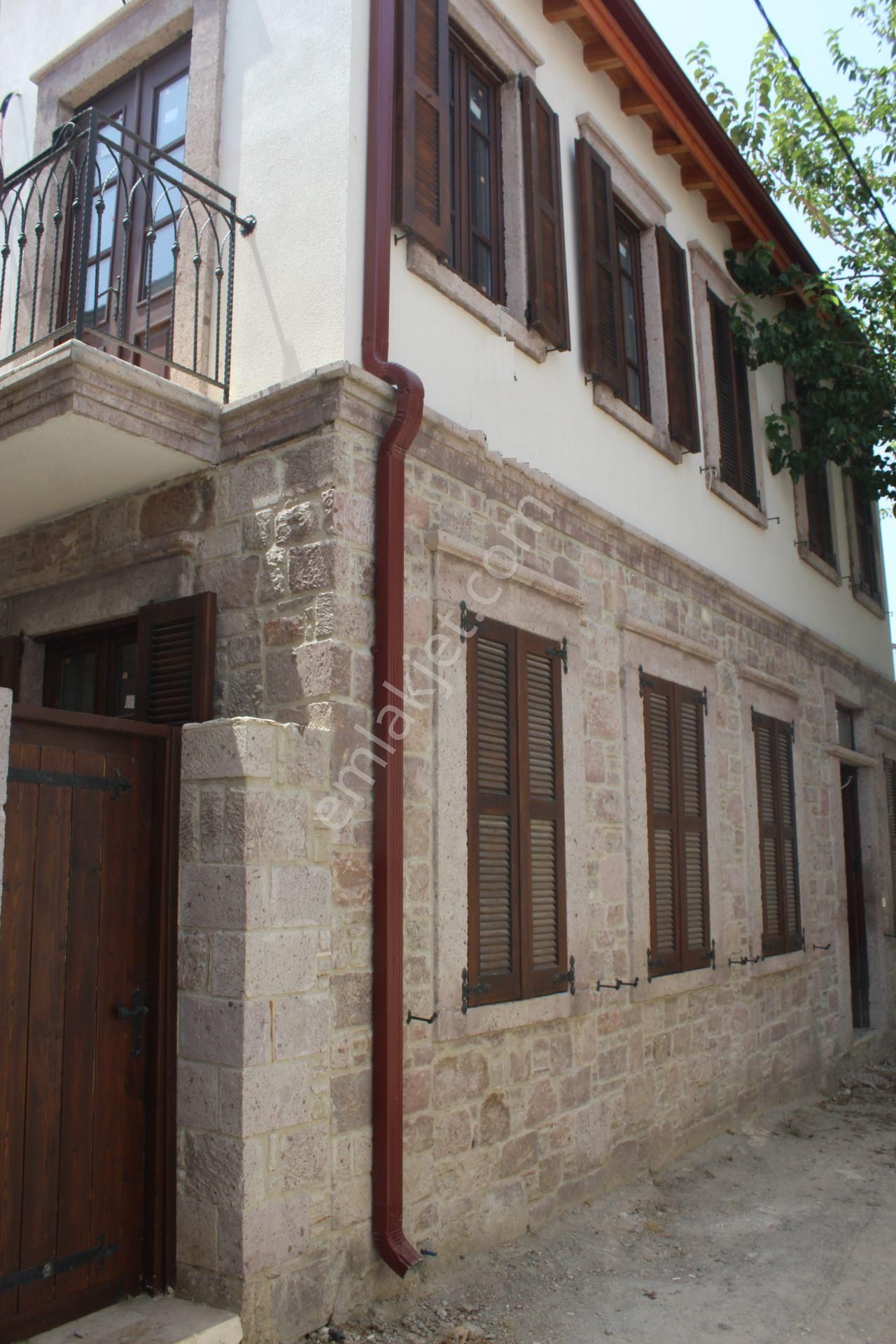 Ayvada'dan Ayvalık Merkez'de Avlulu 2 Katlı 2+1 Taş Rum Evi - Görsel 4