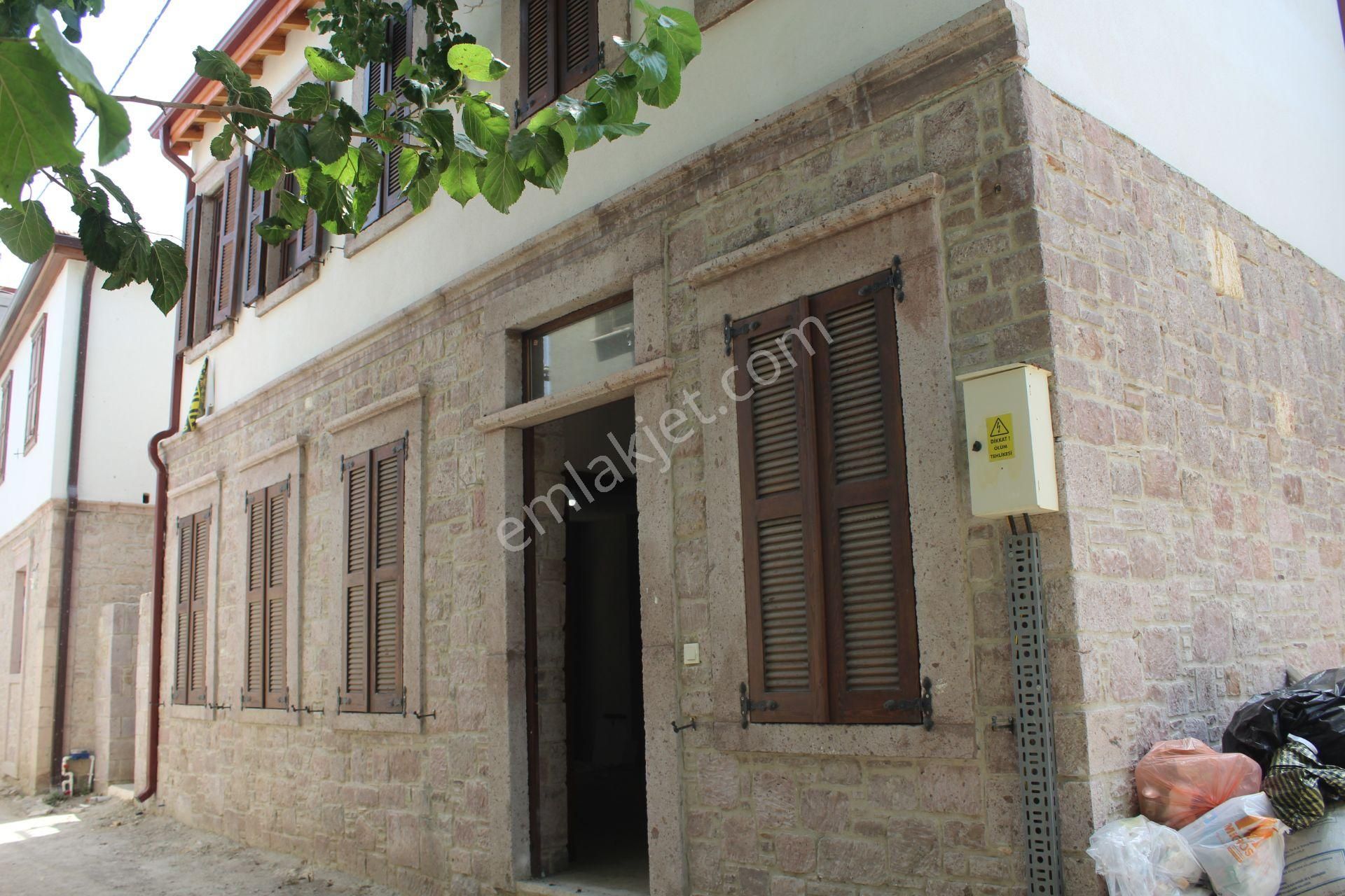 Ayvada'dan Ayvalık Merkez'de Avlulu 2 Katlı 2+1 Taş Rum Evi - Görsel 3