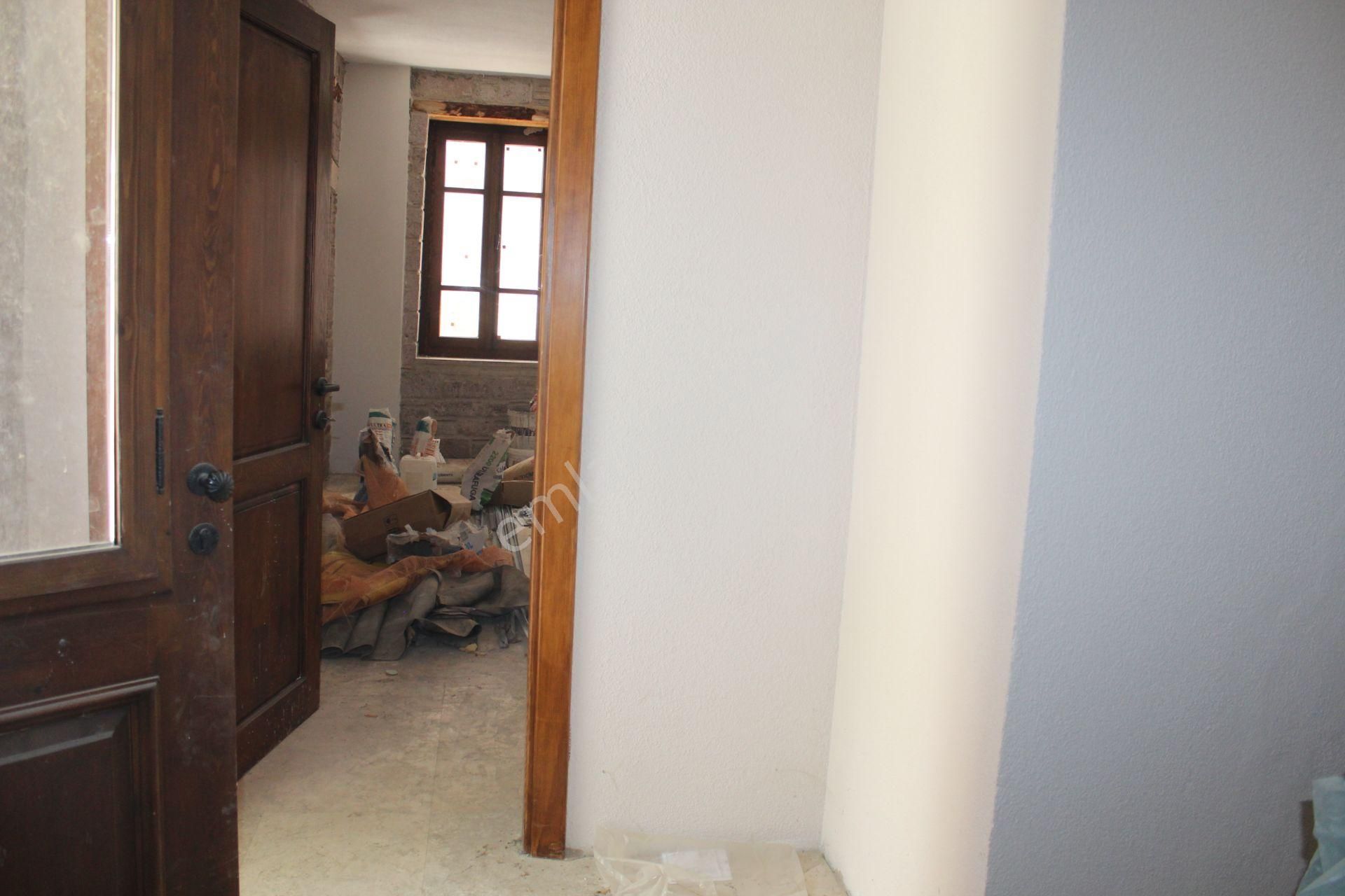 Ayvada'dan Ayvalık Merkez'de Avlulu 2 Katlı 2+1 Taş Rum Evi - Görsel 7