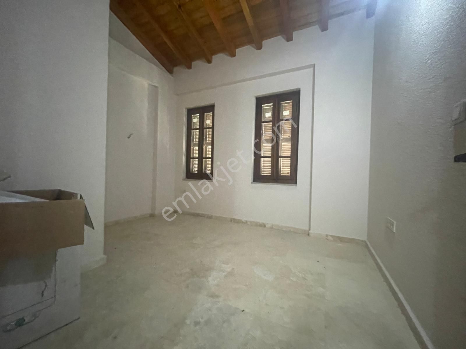 Ayvada'dan Ayvalık Merkez'de Avlulu 2 Katlı 2+1 Taş Rum Evi - Görsel 24