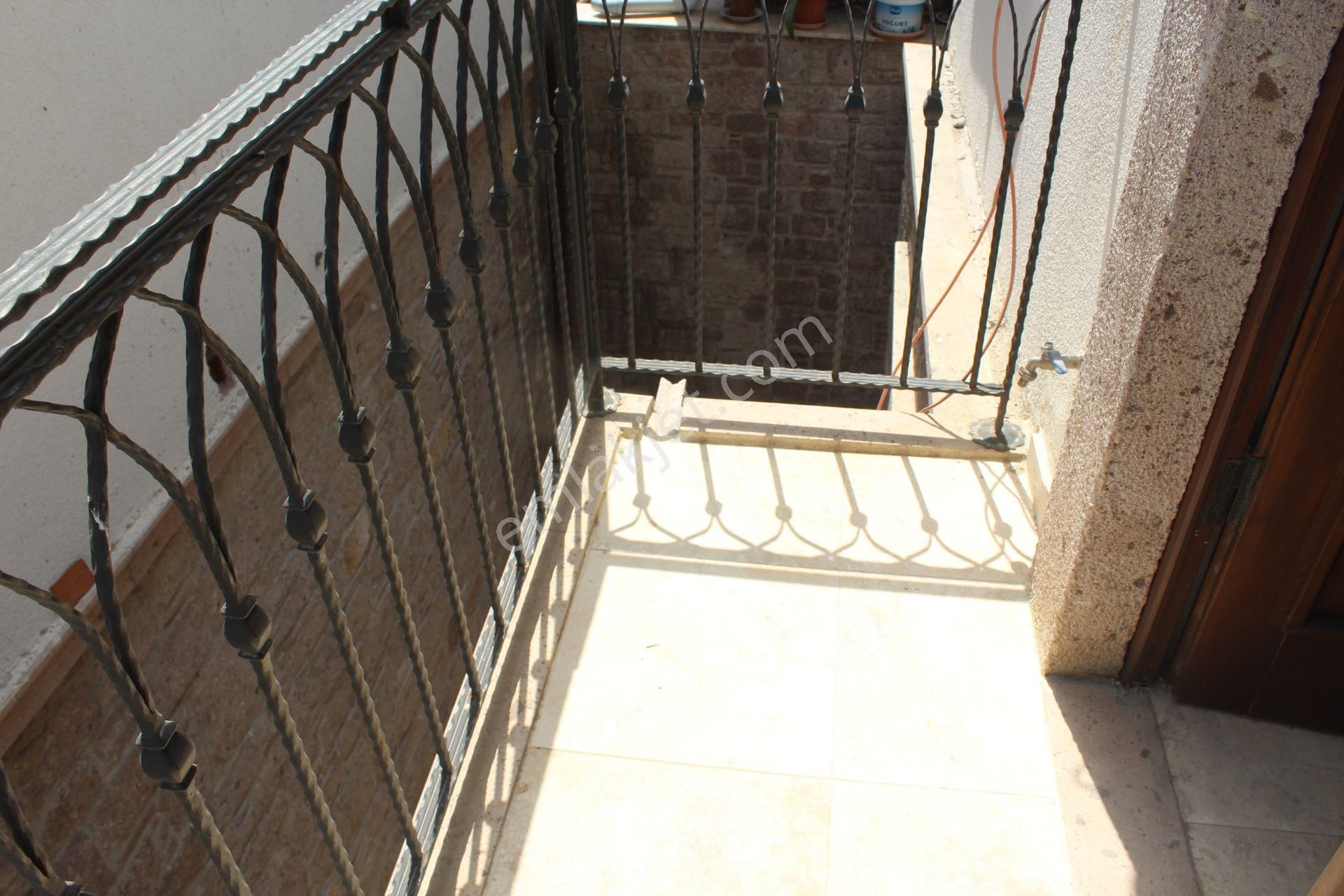 Ayvada'dan Ayvalık Merkez'de Avlulu 2 Katlı 2+1 Taş Rum Evi - Görsel 32